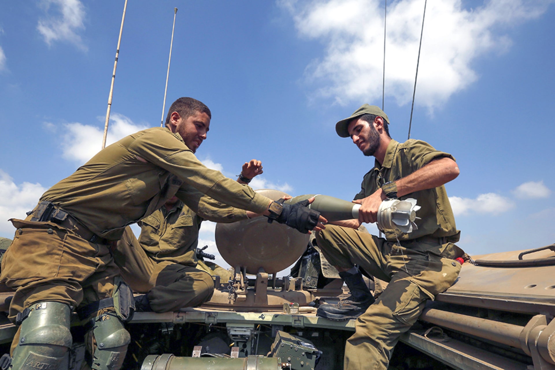<p>Israeli soldiers charge a mortar shell near the border with Syria.</p>
