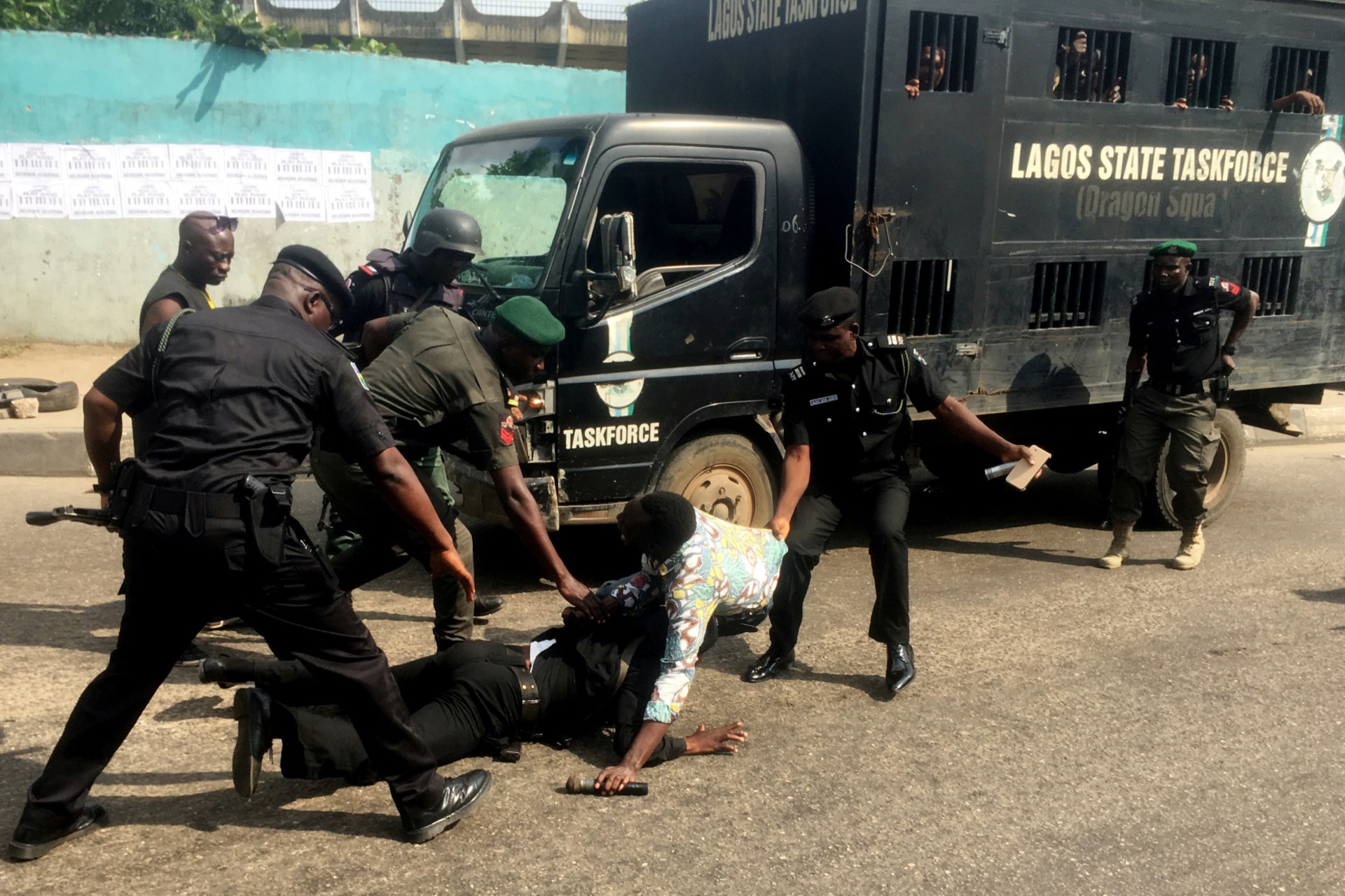 <p>Police officers pull a journalist during an anti-government protest in Lagos, Nigeria August 5, 2019. </p>
