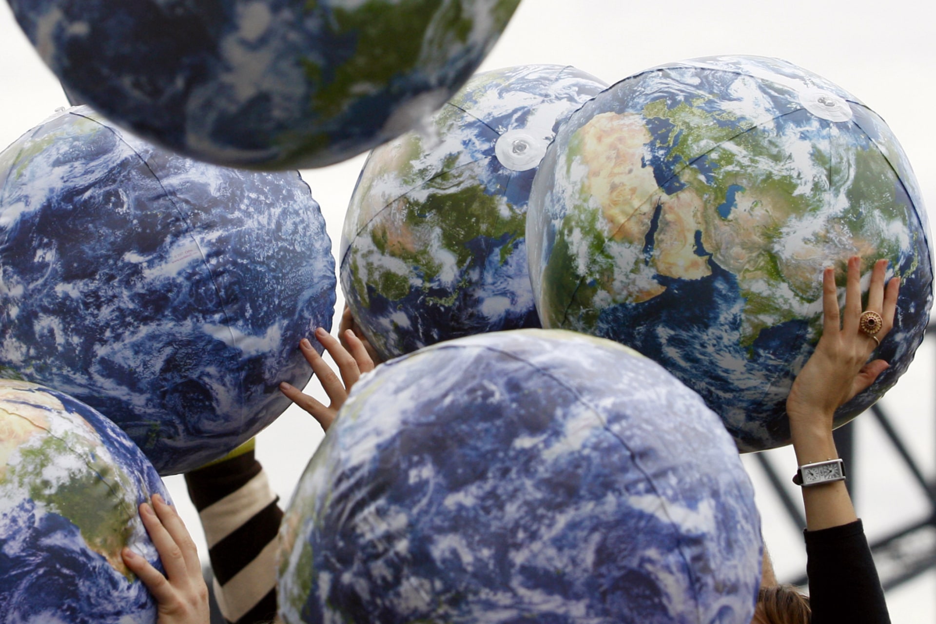<p>People hold up inflatable world globes during World Environment Day celebrations in Sydney, Australia on June 5, 2009. </p>