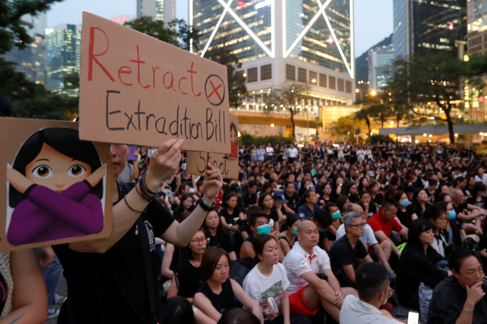 <p>People attend a rally in support of demonstrators protesting against proposed extradition bill with China, in Hong Kong, China, June 14, 2019. </p>