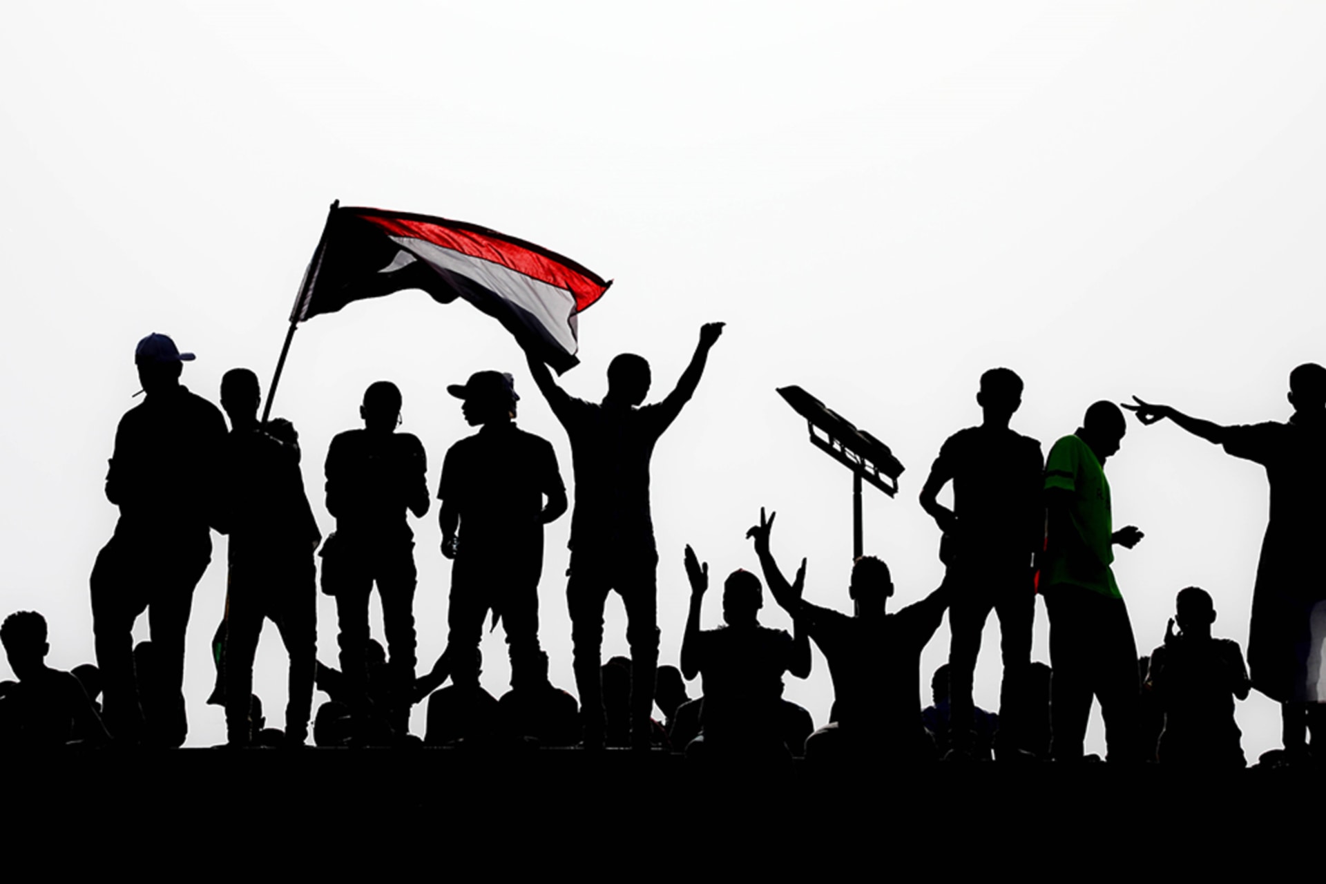 <p>Sudanese demonstrators after the call of The Declaration of Freedom and Change (DFC), an alliance of opposition groups, in front of military headquarters, during demonstrations demanding a civilian transition government in Khartoum, Sudan, on May 02, 2019</p>
