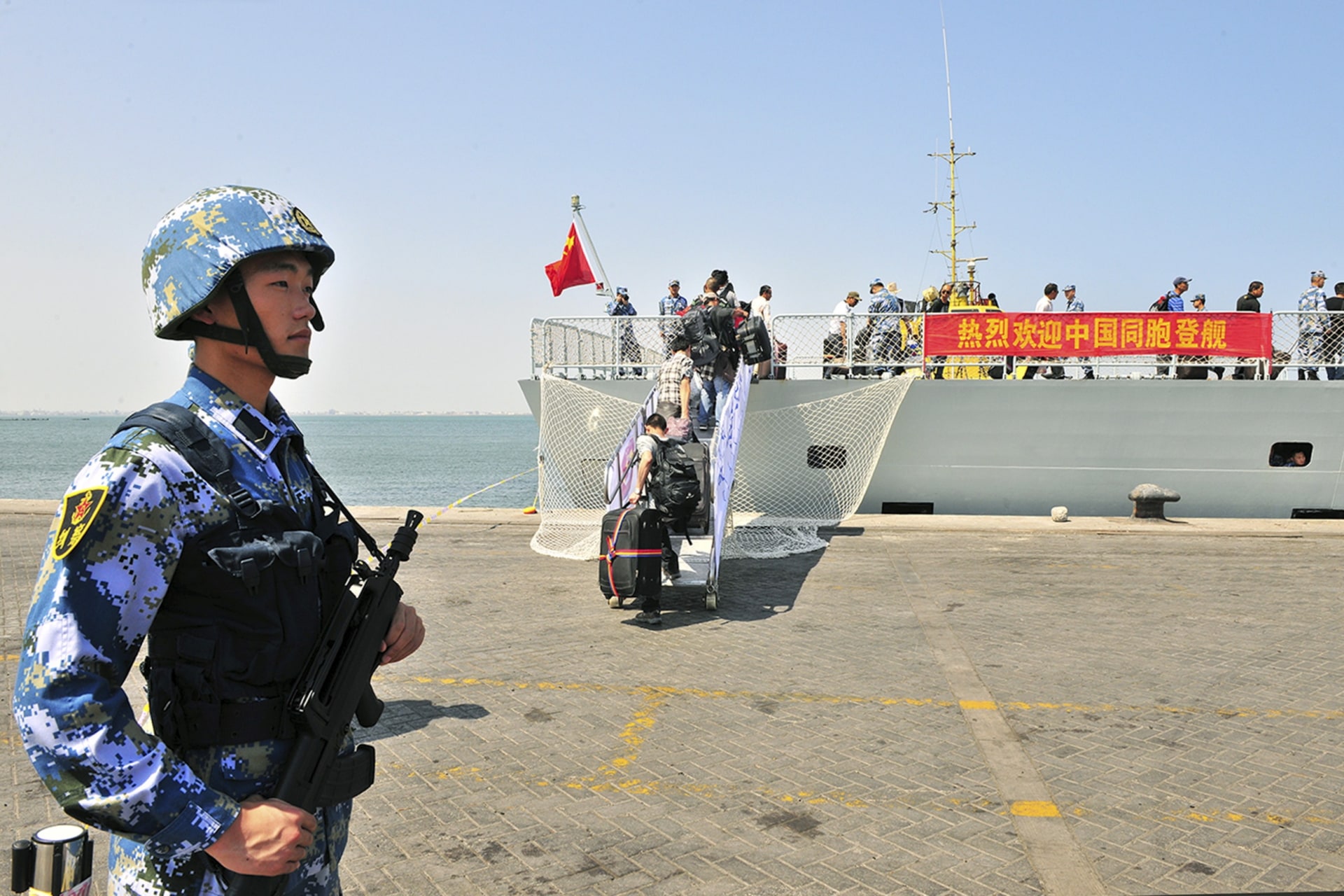 <p>A navy soldier of the People’s Liberation Army (PLA) stands guard as Chinese citizens board the naval ship “Linyi” at a port in Aden, Yemen March 29, 2015. </p>