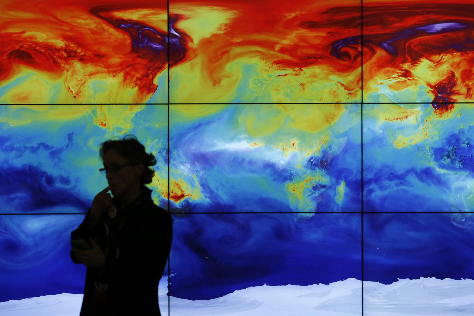 <p>A participant in front of a screen showing a world map during the World Climate Change Conference 2015 (COP21) at Le Bourget, near Paris, France, December 8, 2015.</p>
