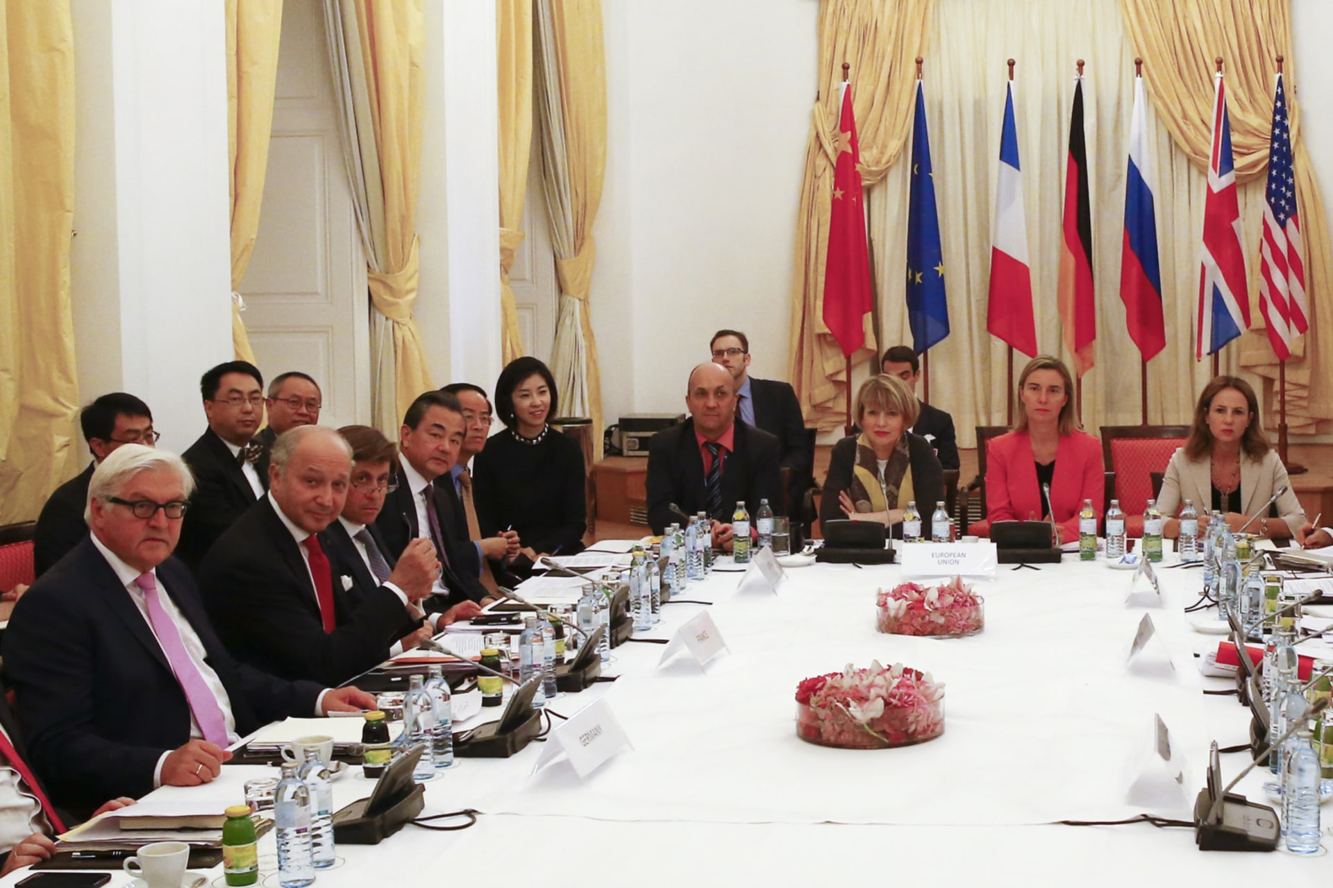 <p>Negotiators meet in Palais Coburg, the venue for nuclear talks, in Vienna, Austria July 13, 2015.</p>
