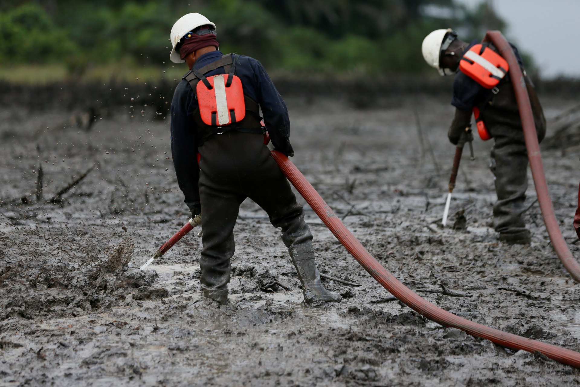<p>Workers flush the crude oil polluted creek shoreline at the Bodo clean-up site in Rivers State, Nigeria, on November 1, 2017.</p>