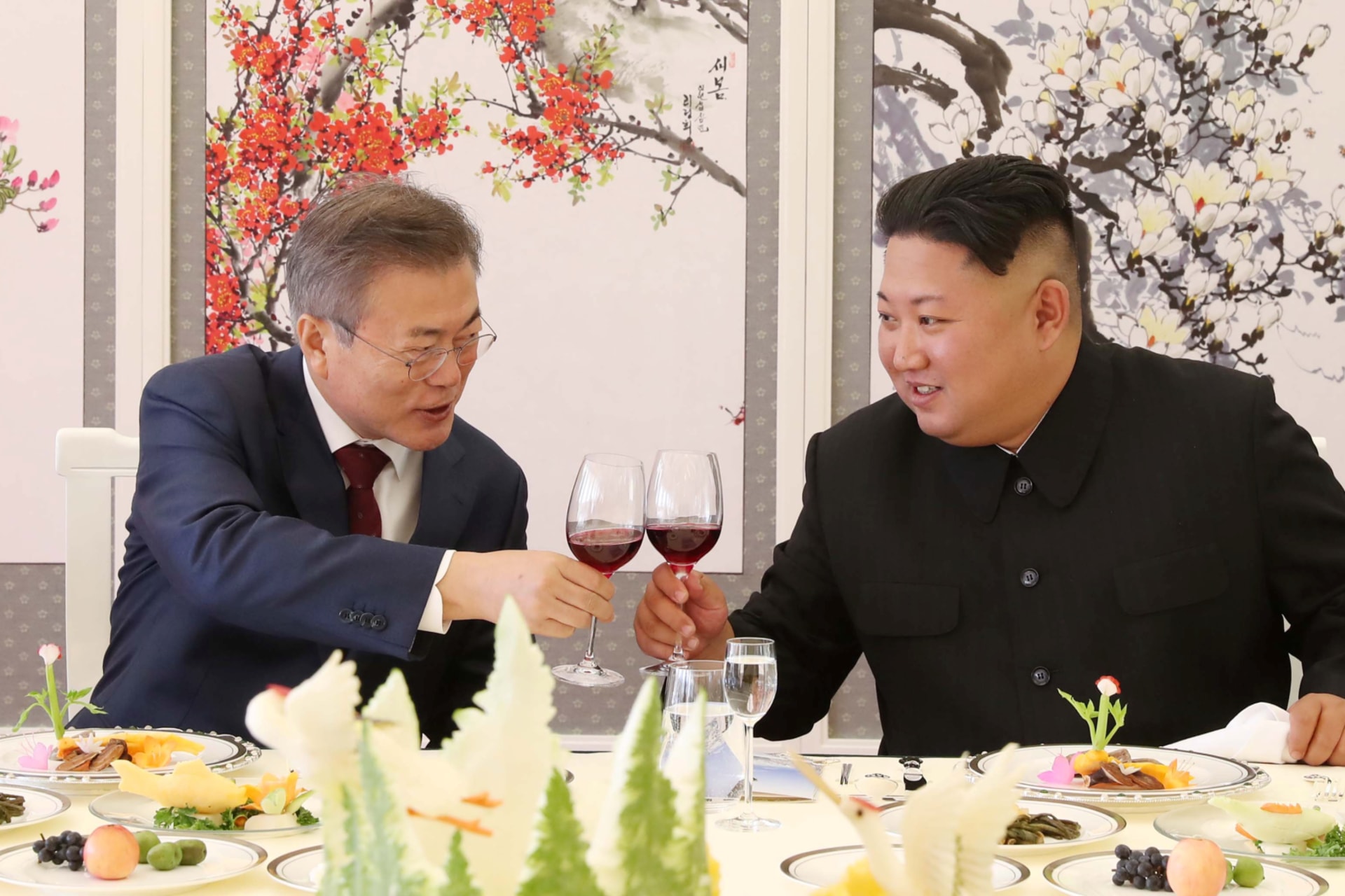 <p>South Korean President Moon Jae-in makes a toast with North Korean leader Kim Jong-un during a luncheon at Samjiyon Guesthouse in Ryanggang province, North Korea, September 20, 2018.</p>
