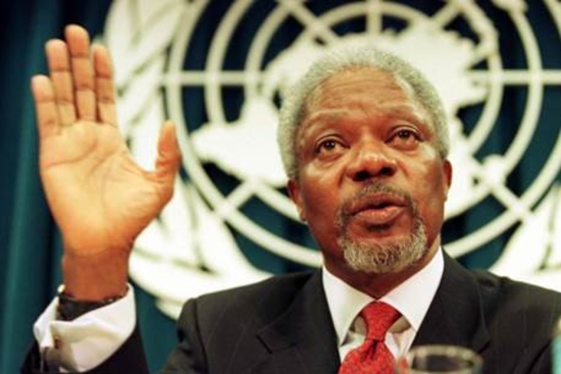 <p>Kofi Annan addresses a news conference at UN headquarters in New York, 1997.</p>