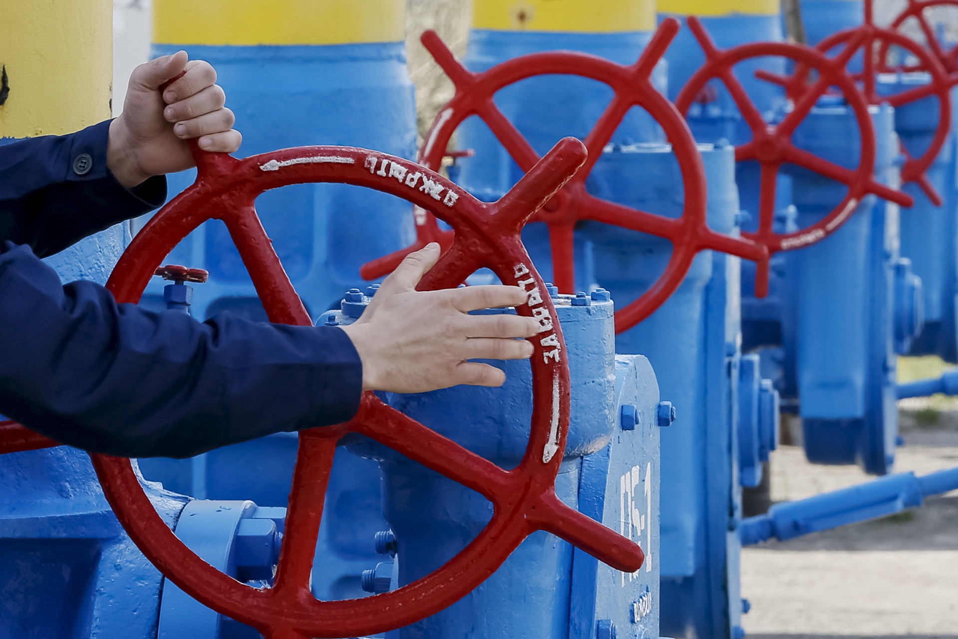 <p>An employee turns a valve at a gas compressor station in the village of Boyarka, outside Kiev, April 22, 2015</p>
