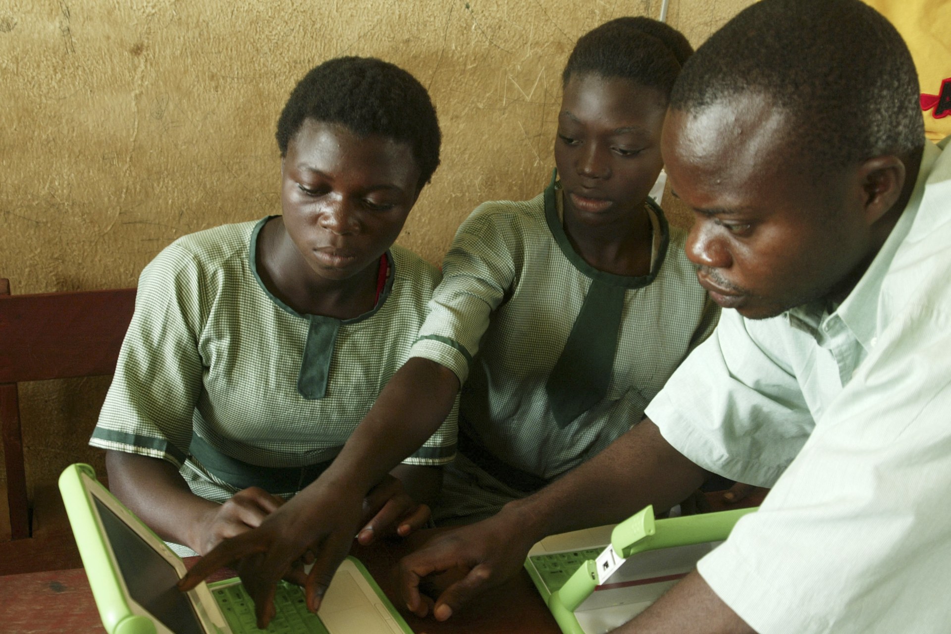 Nigerian pupils work on computers in Abuja, on May 30, 2007. Reuters/Afolabi Sotunde (NIGERIA)