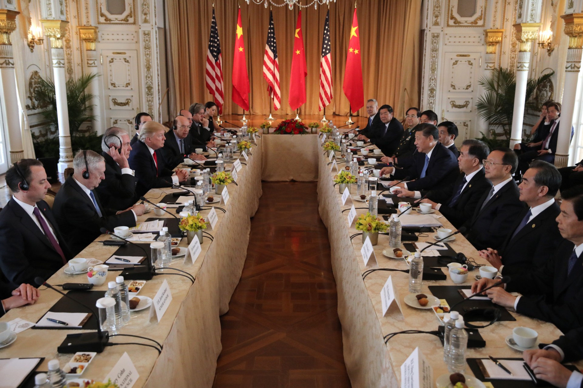<p>U.S. President Donald Trump (4thL) holds a bilateral meeting with China’s President Xi Jinping (5thR) at Trump’s Mar-a-Lago estate in Palm Beach, Florida, U.S., April 7, 2017</p>