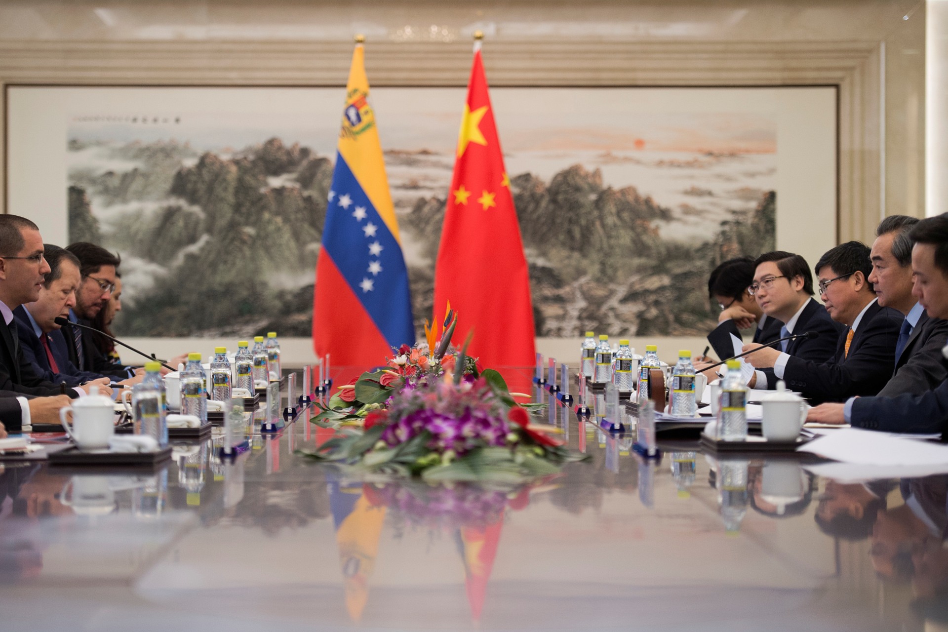<p>Venezuelan Foreign Minister Jorge Arreaza (2nd L) talks with China’s Foreign Minister Wang Yi (2nd R) during a meeting at the Ministry of Foreign Affairs in Beijing on December 22, 2017. </p>
