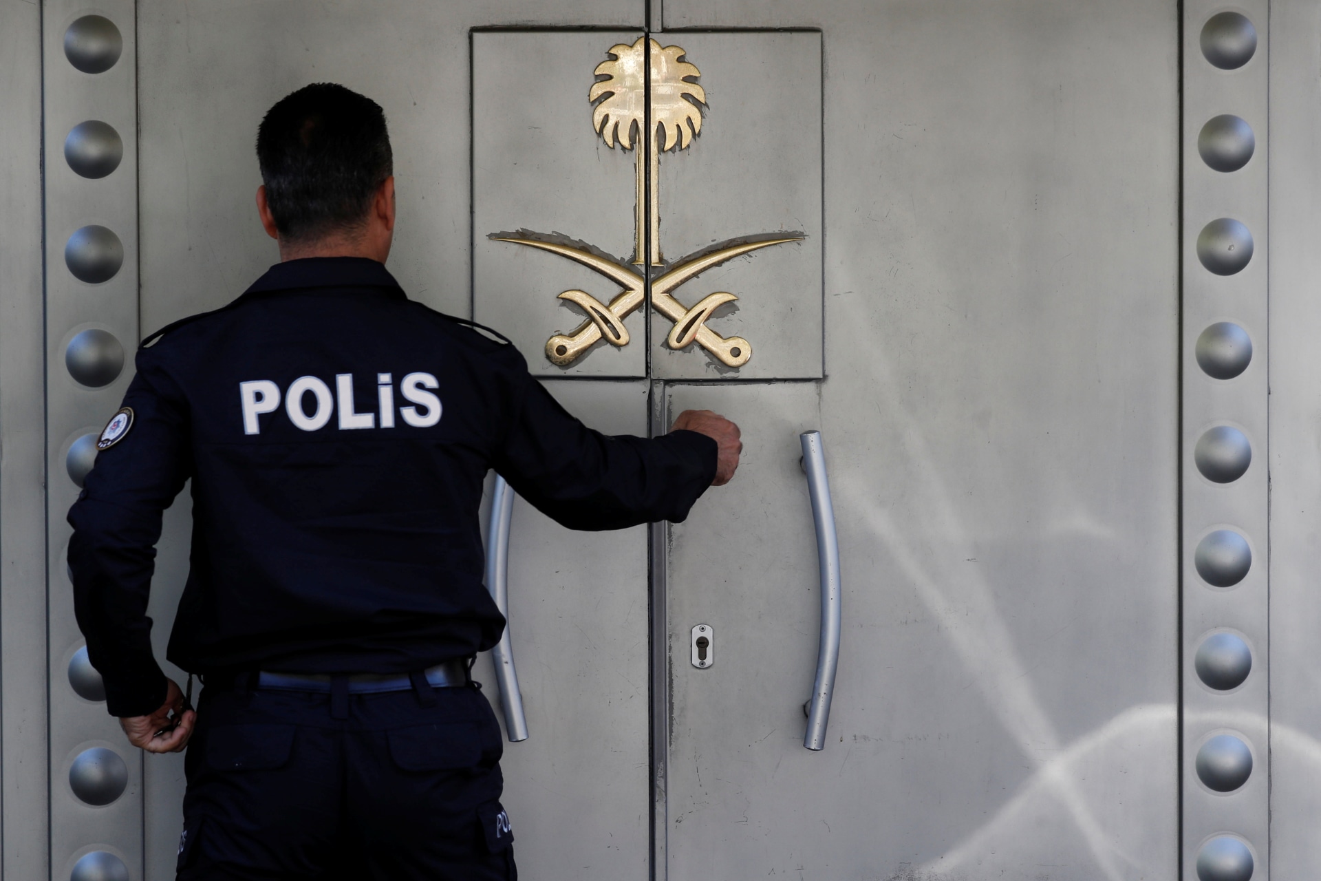<p>A Turkish police officer who stands guard at the Saudi Arabia’s consulate is seen at the entrance, in Istanbul, Turkey October 10, 2018.</p>