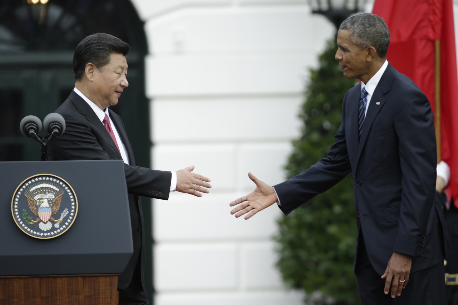 <p>U.S. President Barack Obama (R) shakes hands with Chinese President Xi during a welcoming ceremony for the Chinese leader at the White House for an official State Visit in Washington D.C. on September 25, 2015. </p>
