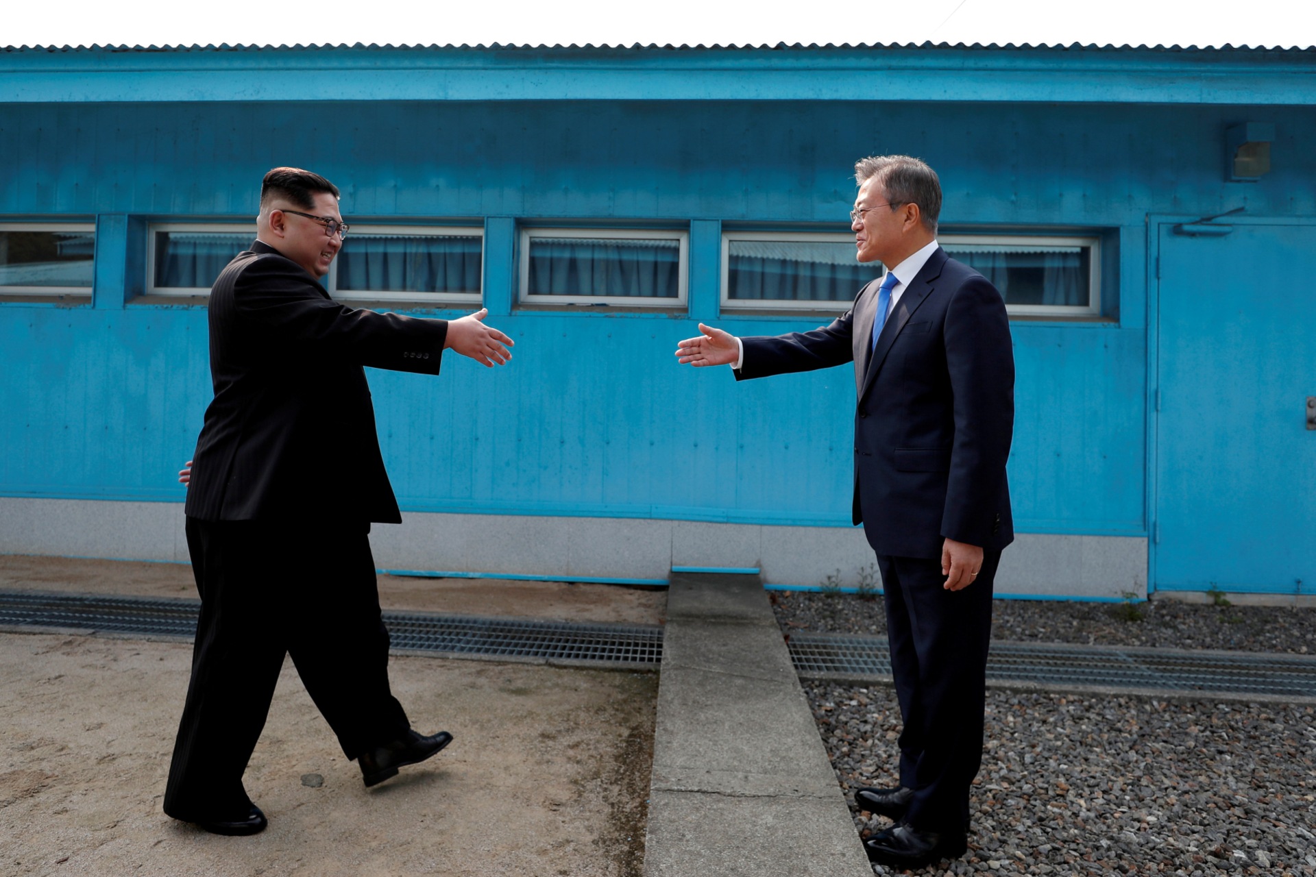 <p>South Korean President Moon Jae-in and North Korean leader Kim Jong-un shake hands at the truce village of Panmunjom, South Korea, April 27, 2018. </p>
