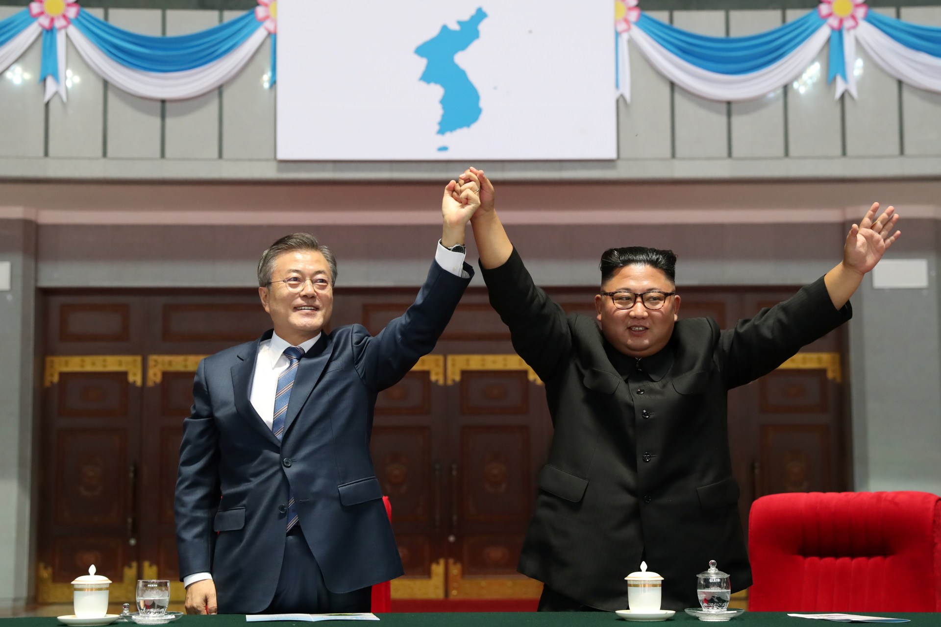 <p>South Korean President Moon Jae-in and North Korean leader Kim Jong-un acknowledge the audience at the May Day Stadium in Pyongyang, North Korea</p>
