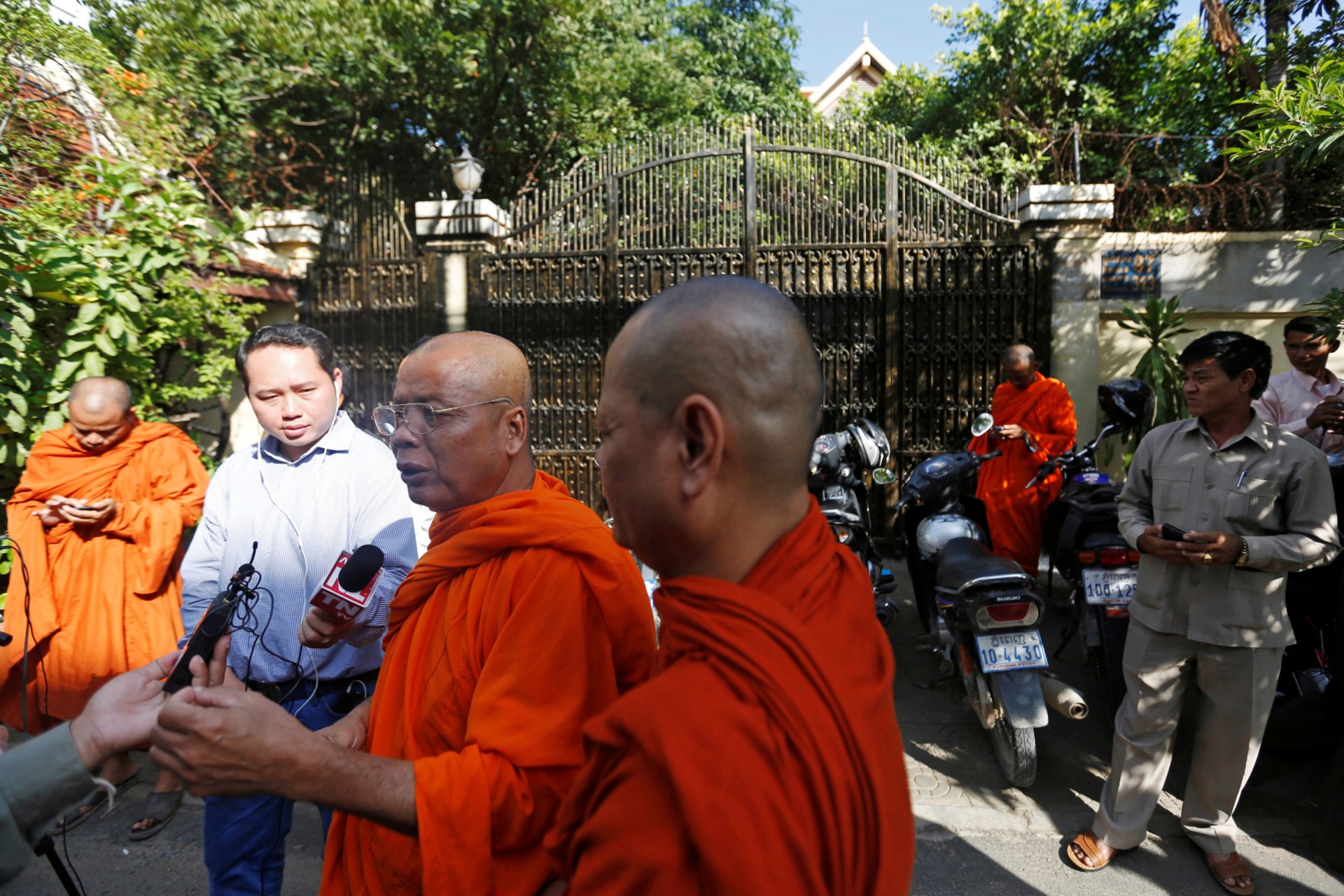 <p>Supporters of Kem Sokha, leader of the now-dissolved Cambodia National Rescue Party (CNRP), gather in front of his home after he was released on bail, in Phnom Penh, Cambodia, on September 10, 2018.</p>
