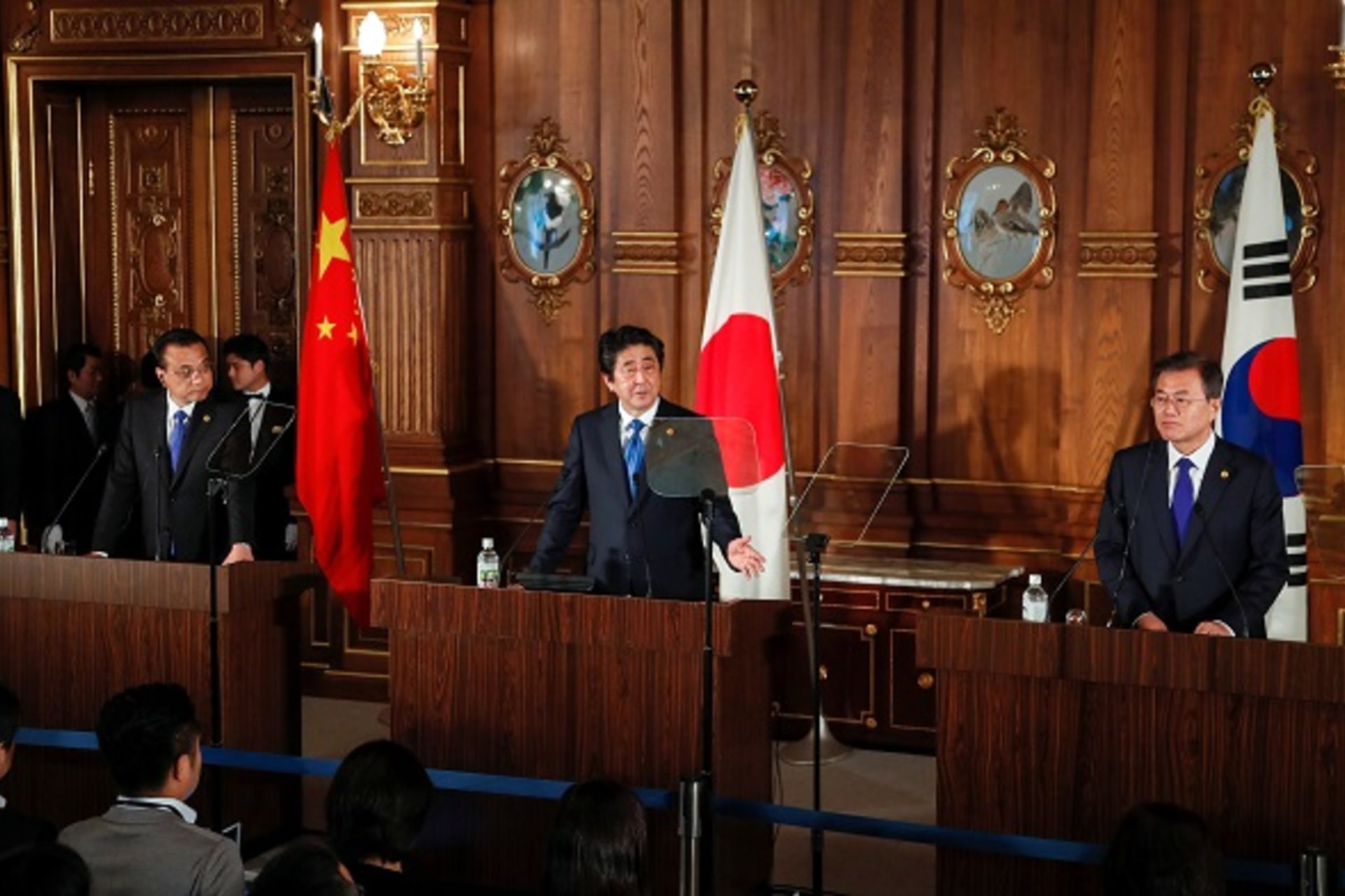 <p>Japanese Prime Minister Shinzo Abe, Chinese Prime Minister Li Keqiang and South Korean President Moon Jae-in attend their joint news conference after their trilateral summit talks in Tokyo, May 9, 2018.</p>

