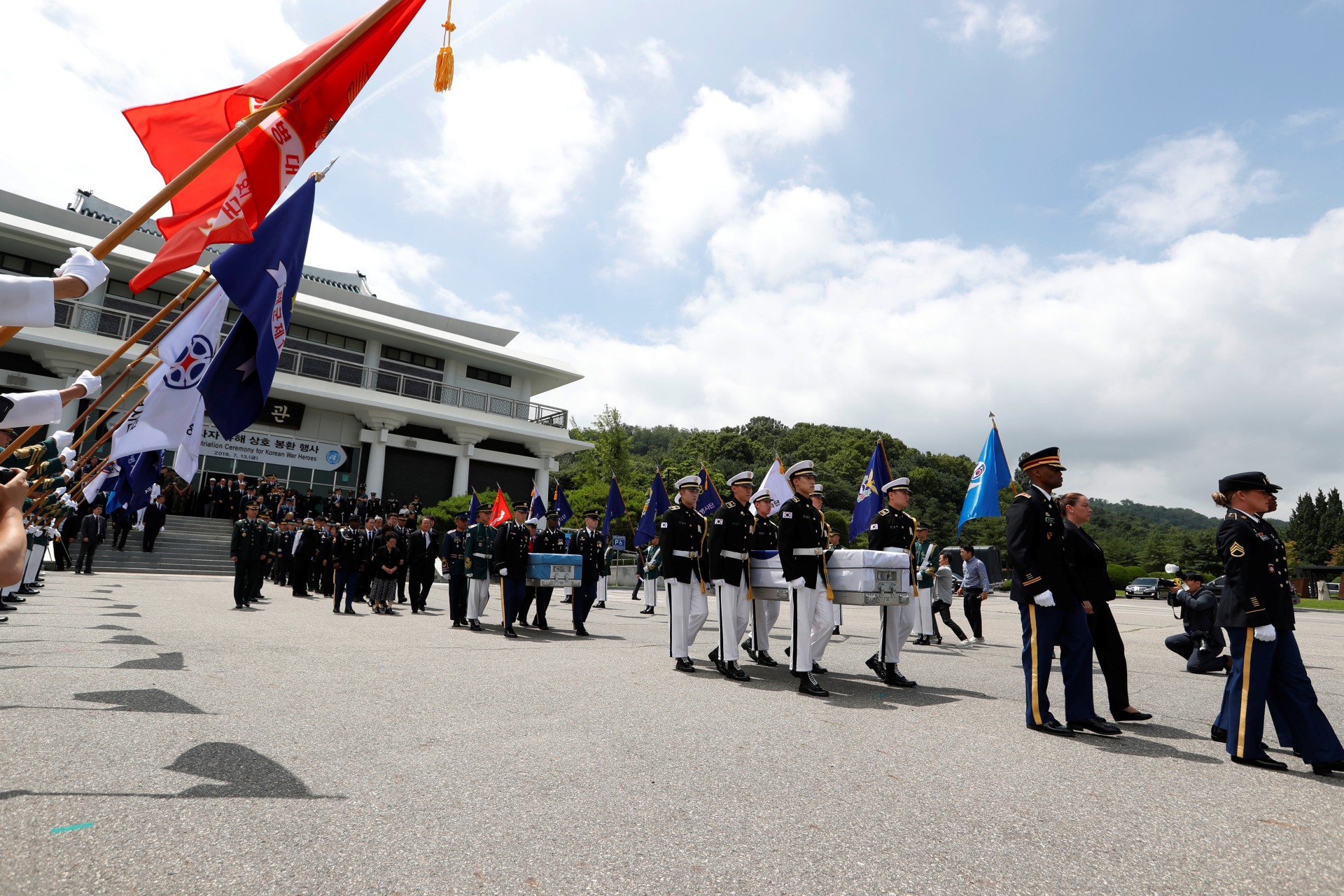 <p>South Korean and the United Nations Command (UNC) honor guards carry the remains of the United Nations Command (UNC) and South Korean soldiers who were killed in North Korea in the 1950-53 Korean War during the mutual repatriation ceremony.</p>