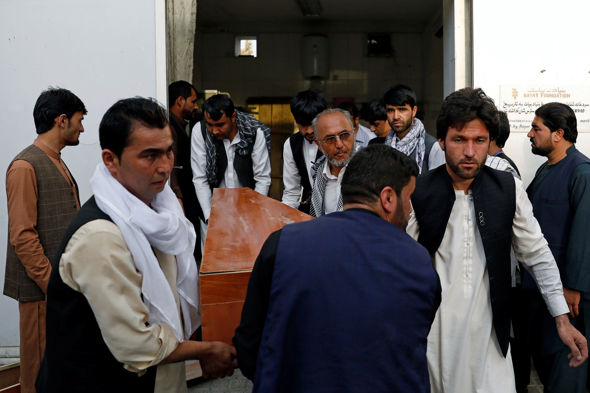 <p>Relatives carry coffin of a victim of a blast in Kabul, Afghanistan, on July 15, 2018. </p>
