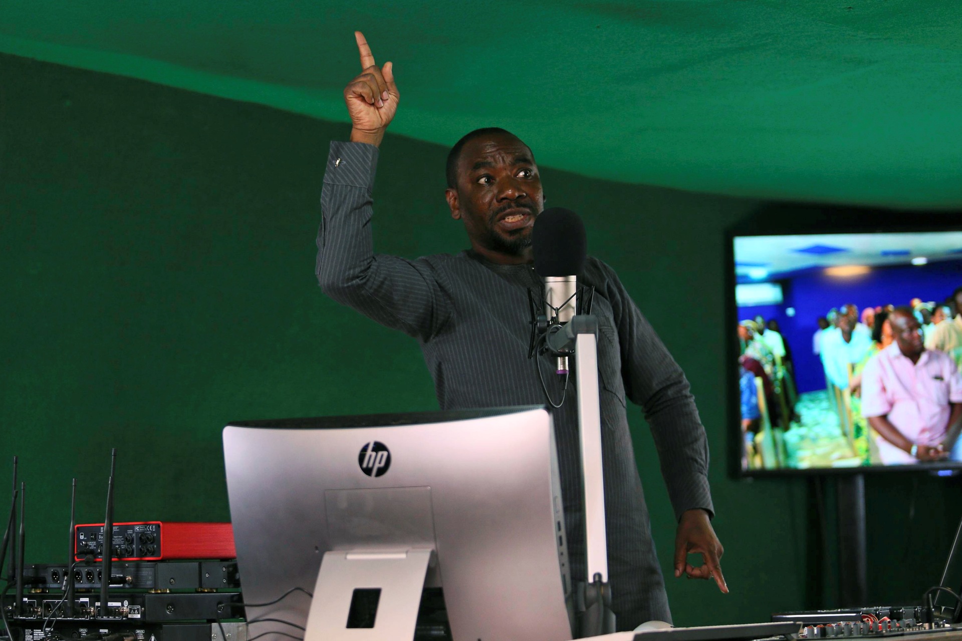 <p>Ahmad Isah, the host of Nigeria’s Brekete Family radio program, speaks to his audience at Human Rights Radio in Abuja, Nigeria June 26, 2018.</p>
