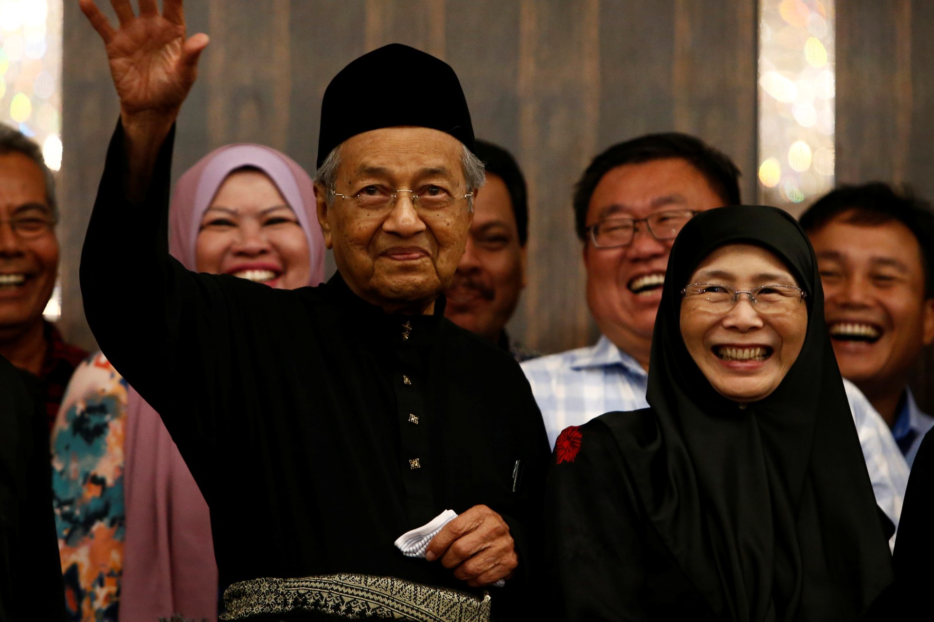 <p>Malaysia’s Prime Minister Mahathir Mohamad gestures beside Wan Azizah, the wife of a jailed opposition figure Anwar Ibrahim, during a news conference in Kuala Lumpur, Malaysia on May 10, 2018.</p>
