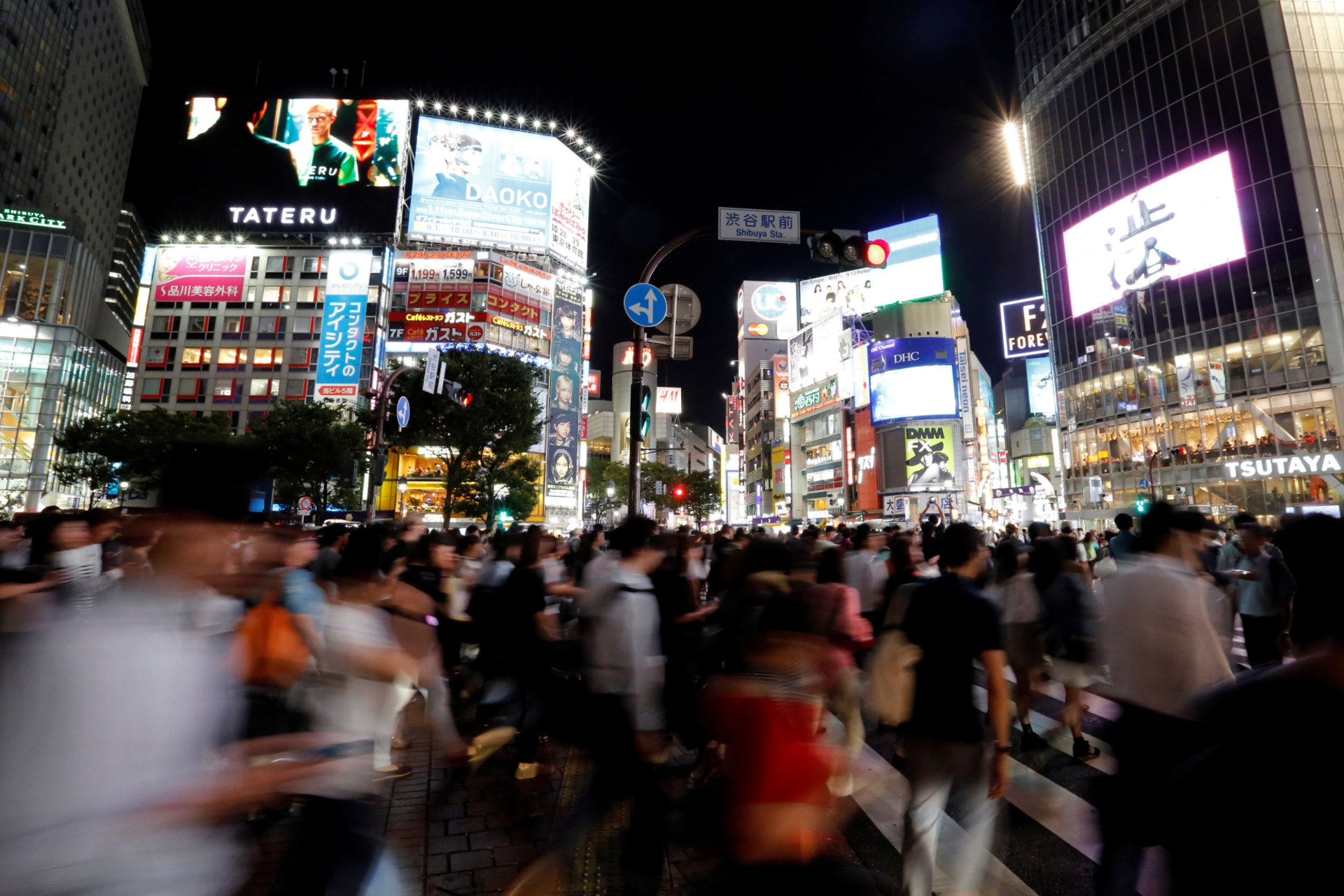<p>Pedestrians walk at a scramble crossing at Shibuya shopping district in Tokyo, Japan September 15, 2017.</p>
