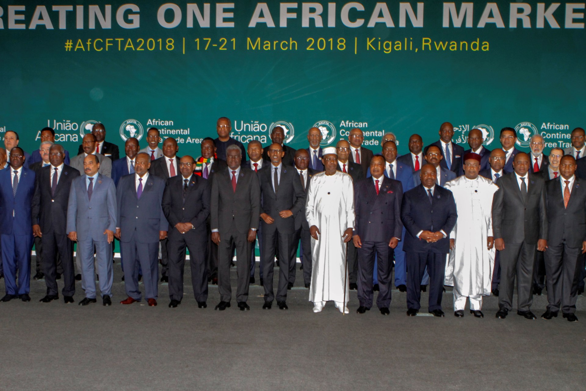 <p>African leaders pose for a group photograph as they meet to sign a free trade deal that would create a liberalized market for goods and services across the continent, in Kigali, Rwanda, March 21, 2018. </p>
