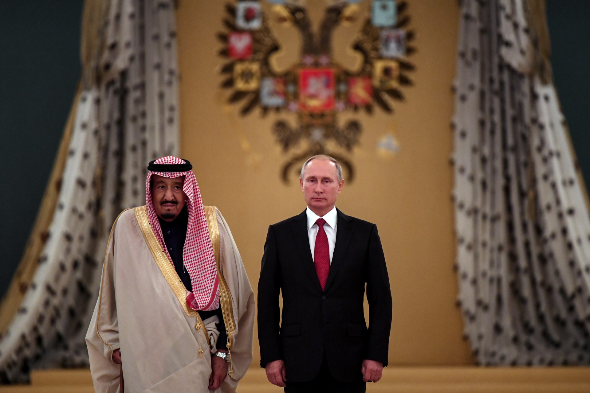 <p>Russian President Vladimir Putin (R) and Saudi Arabia’s King Salman attend a welcoming ceremony ahead of their talks in the Kremlin in Moscow</p>