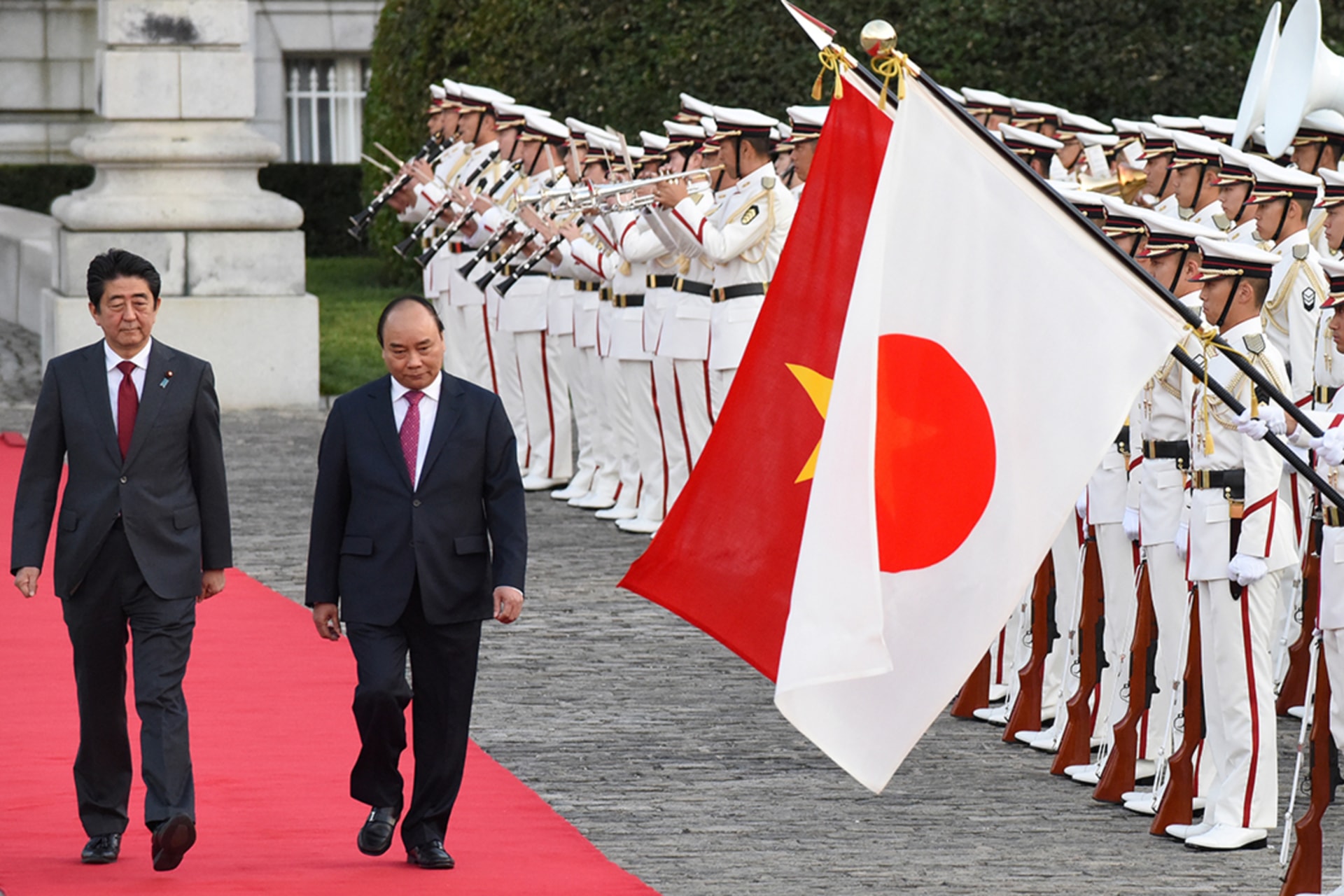 <p>Vietnamese Prime Minister Nguyen Xuan Phuc (R) and his Japanese counterpart Shinzo Abe (L) review an honour guard during a welcoming ceremony in the state guesthouse in Tokyo, Japan on June 6, 2017.</p>