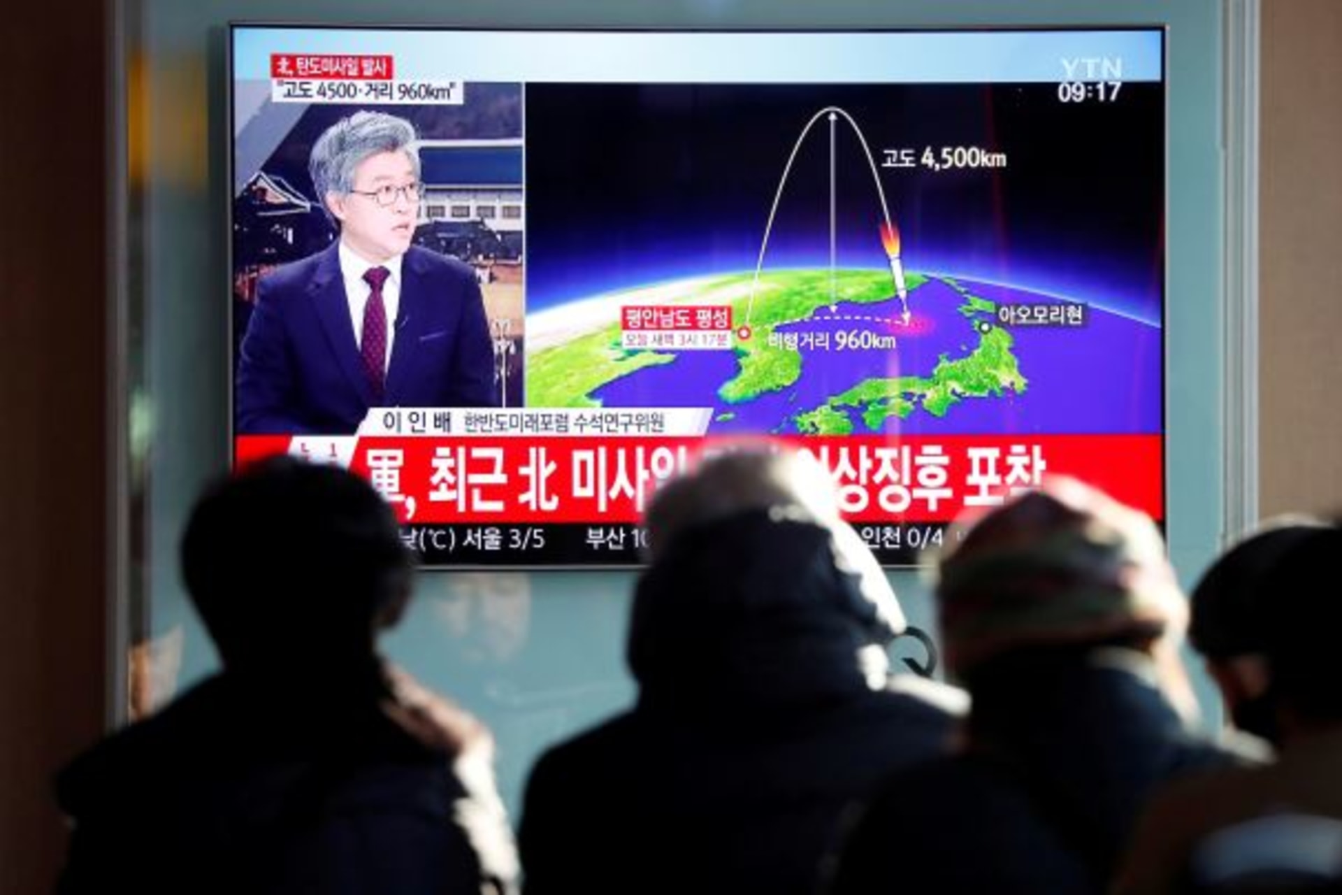<p>People watch a television broadcast of a news report on North Korea firing what appeared to be an intercontinental ballistic missile (ICBM) that landed close to Japan, in Seoul, South Korea, November 29, 2017. </p>