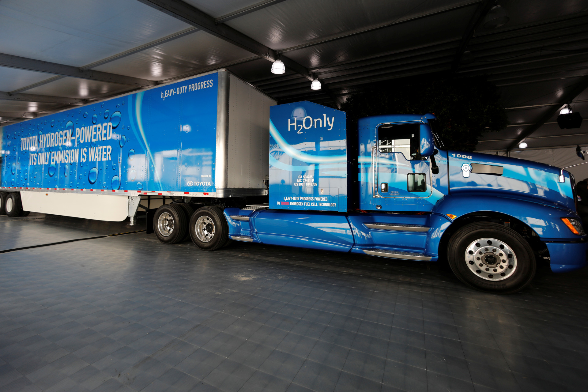 <p>A prototype hydrogen powered fuel cell semi-truck is shown by Toyota at the Los Angeles Auto Show in Los Angeles, California, U.S., November 30, 2017.</p>