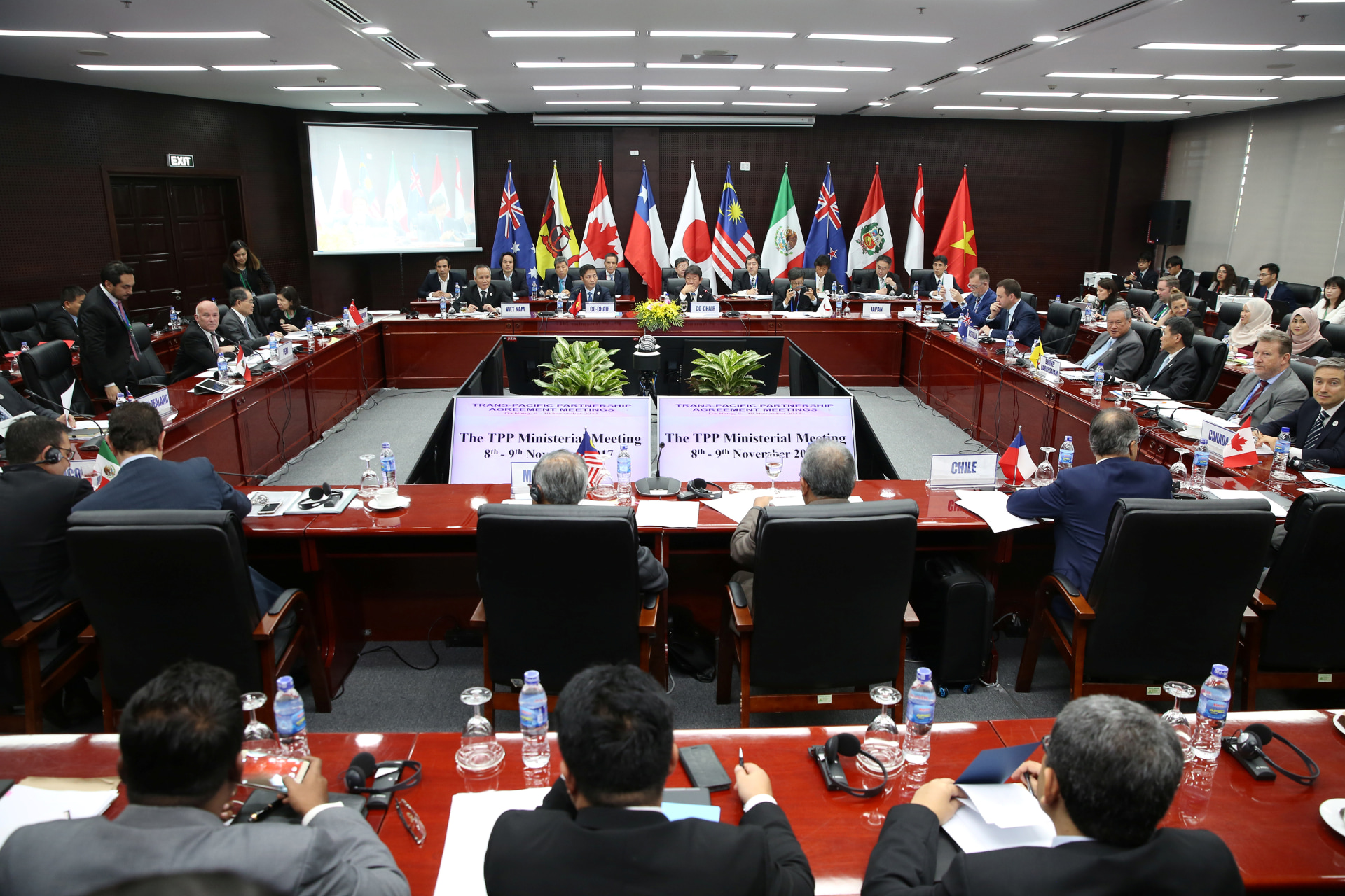 <p>Trade ministers and delegates from the remaining members of the Trans Pacific Partnership (TPP) attend the TPP Ministerial Meeting during the APEC 2017 in Da Nang, Vietnam, November 9, 2017.</p>