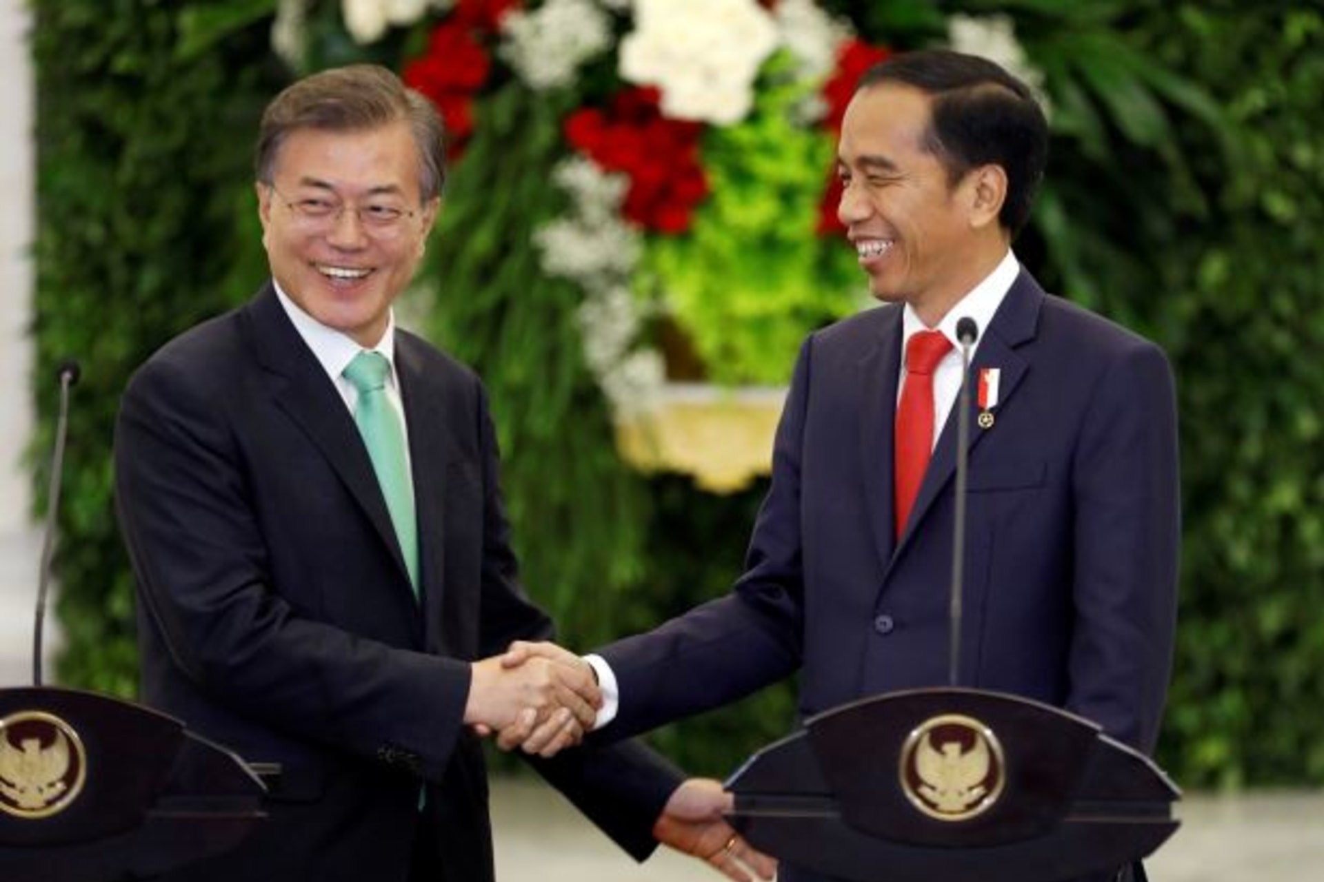 <p>South Korean President Moon Jae-in (L) and Indonesian President Joko Widodo shake hands at the end of their joint statement to the media at the presidential palace in Bogor, south of Jakarta, Indonesia November 9, 2017. </p>
