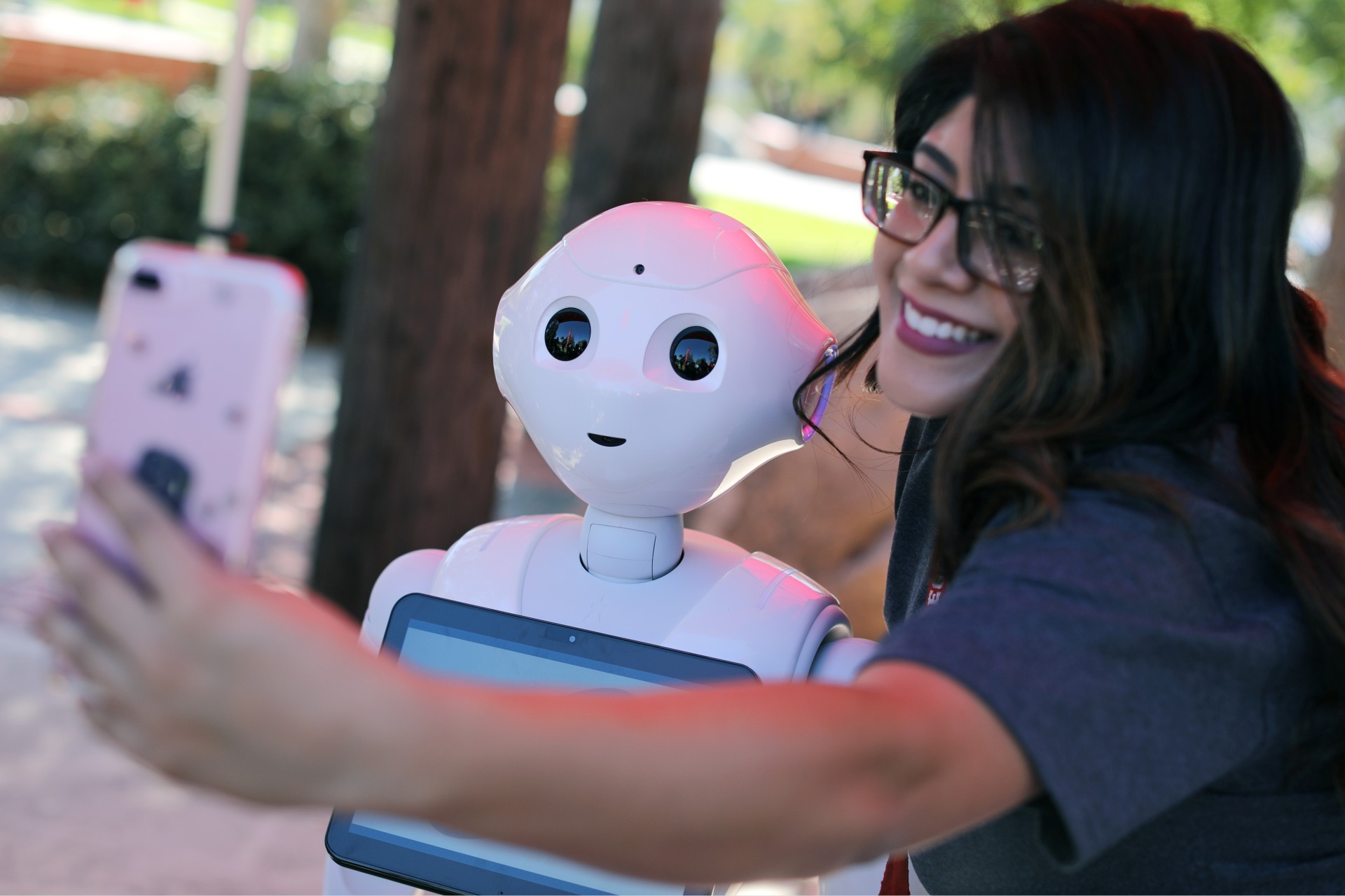 <p>A student takes a selfie with “Pepper” an artificial Intelligence project utilizing a humanoid robot from French company Aldebaran. </p>