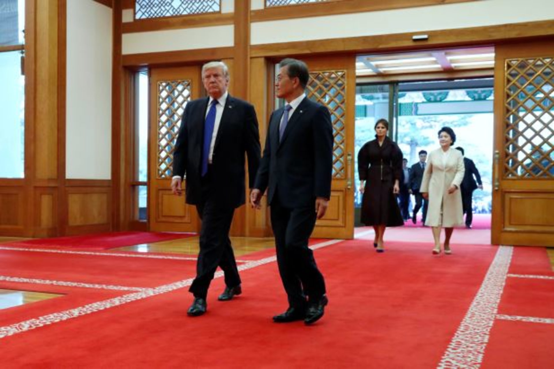 <p>U.S. President Donald Trump arrives with South Korea’s President Moon Jae-in at the Blue House in Seoul, South Korea November 7, 2017.</p>
