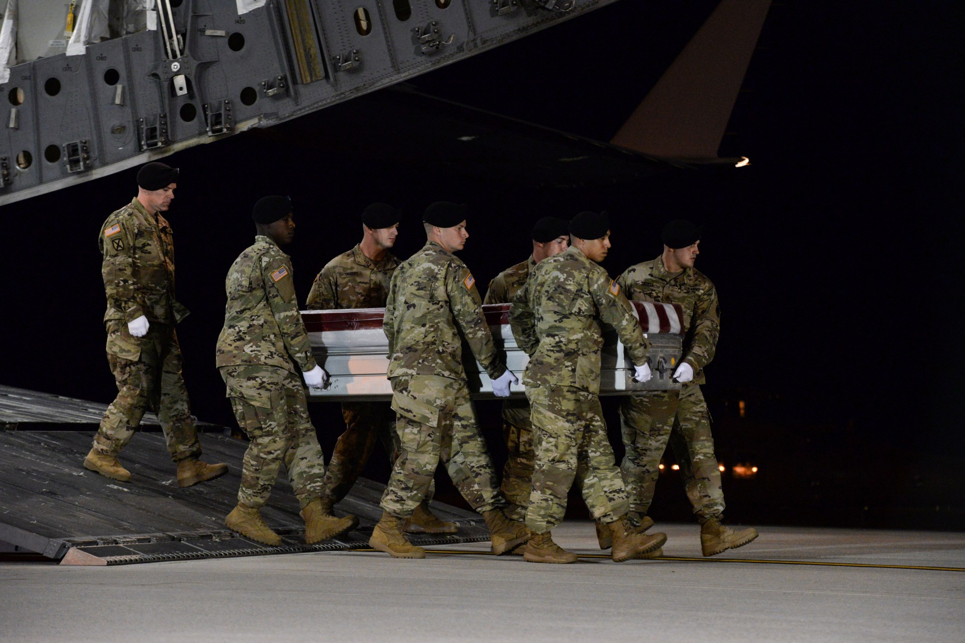 <p>A U.S. Army carry team transfers the remains of Army Staff Sergeant Dustin Wright of Lyons, Georgia, at Dover Air Force Base in Delaware, U.S. on October 5, 2017. Staff Sergeant Wright was one of four U.S. servicemen killed in Niger on October 4, 2017.</p>