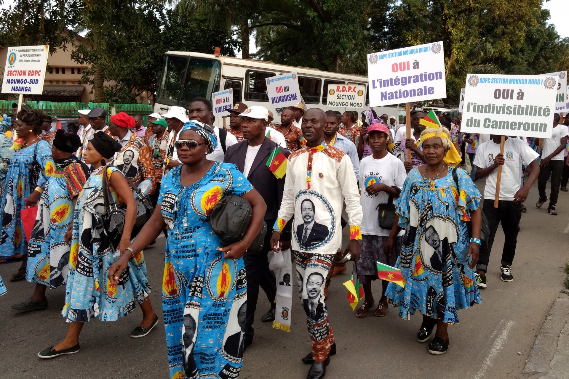 <p>Demonstrators march in opposition to independence or more autonomy for the Anglophone regions, in Douala, Cameroon October 1, 2017. The banners read: “Yes to indivisibility of Cameroon”(R), “Yes to national integrity” (2nd R).</p>