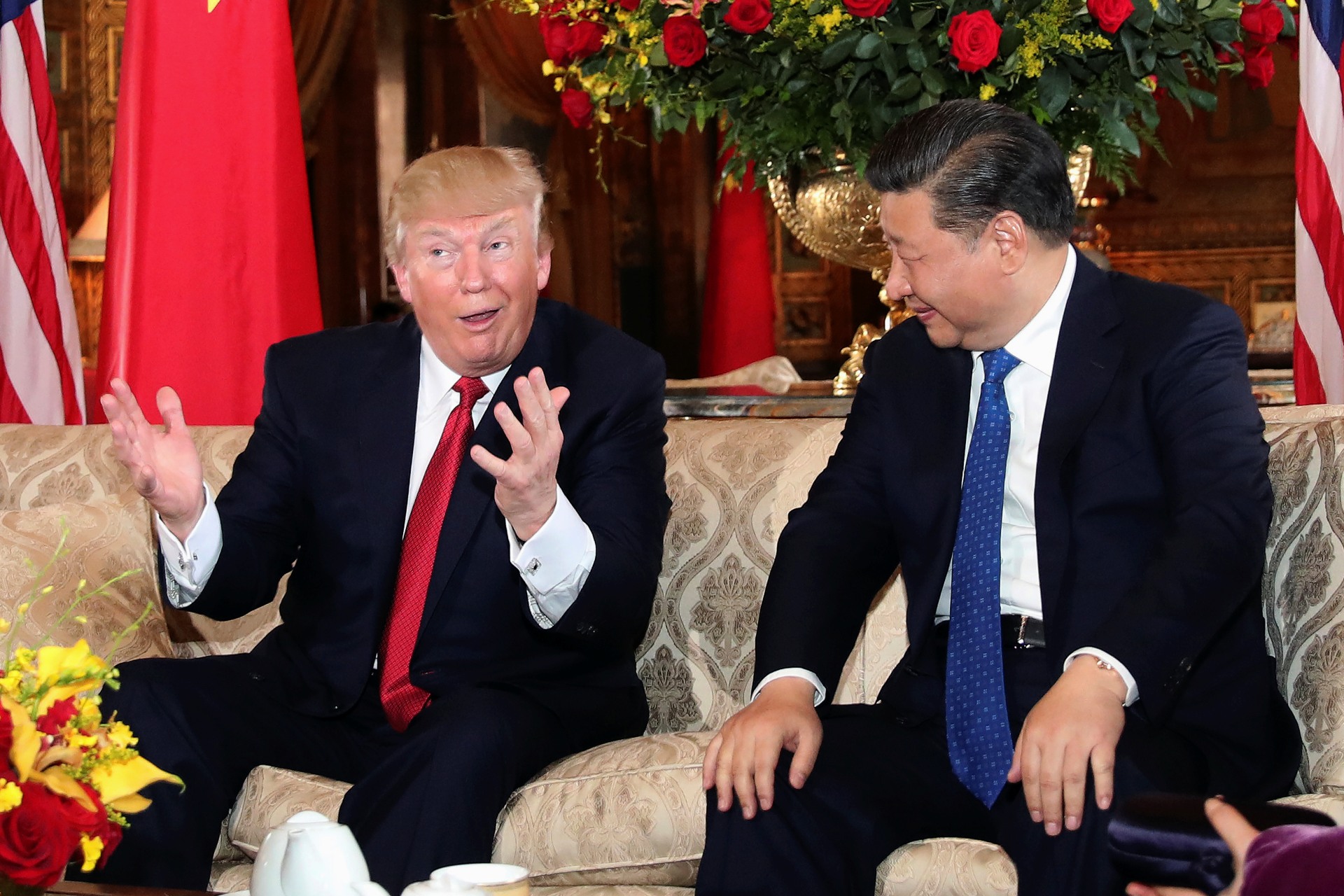 <p>U.S. President Donald Trump interacts with Chinese President Xi Jinping at Mar-a-Lago state in Palm Beach, Florida, U.S., April 6, 2017.</p>
