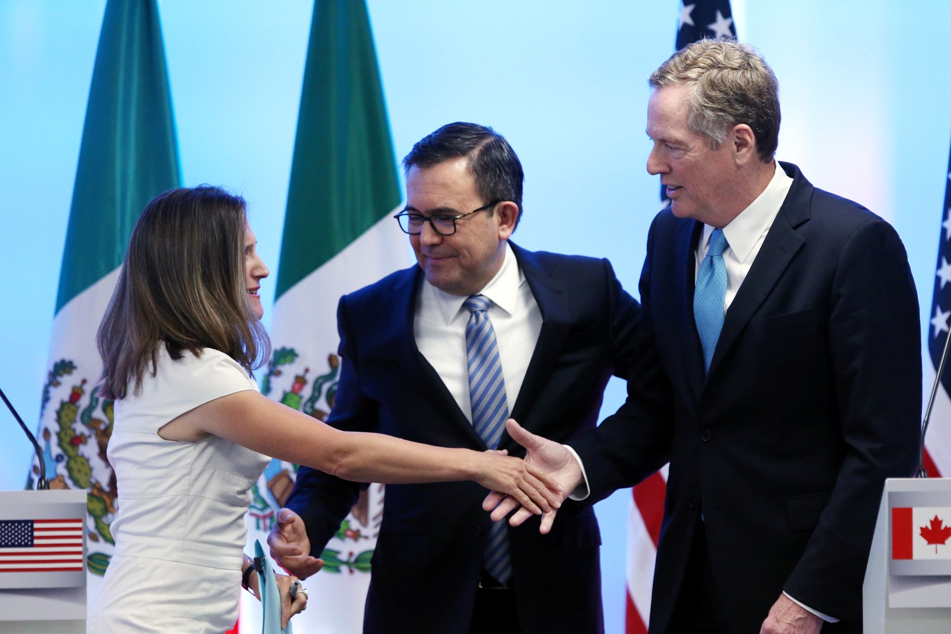 <p>Canadian Foreign Minister Chrystia Freeland shakes hands with U.S. Trade Representative Robert Lighthizer as Mexico’s Economy Minister Ildefonso Guajardo looks on after addressing the media to close the second round of NAFTA talks. September 5, 2017. </p>