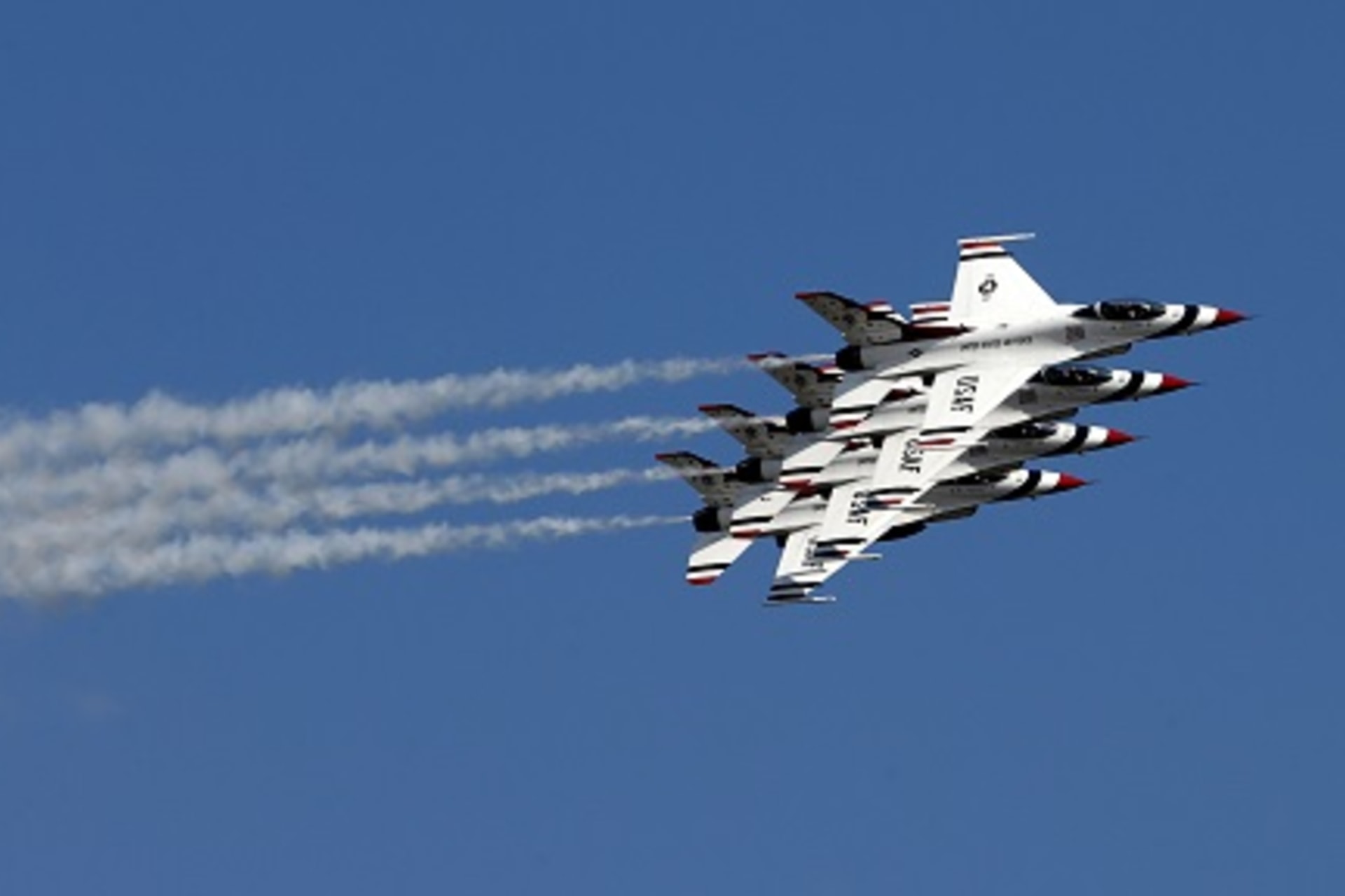 <p>The Thunderbirds performing at Joint Base Andrews</p>
