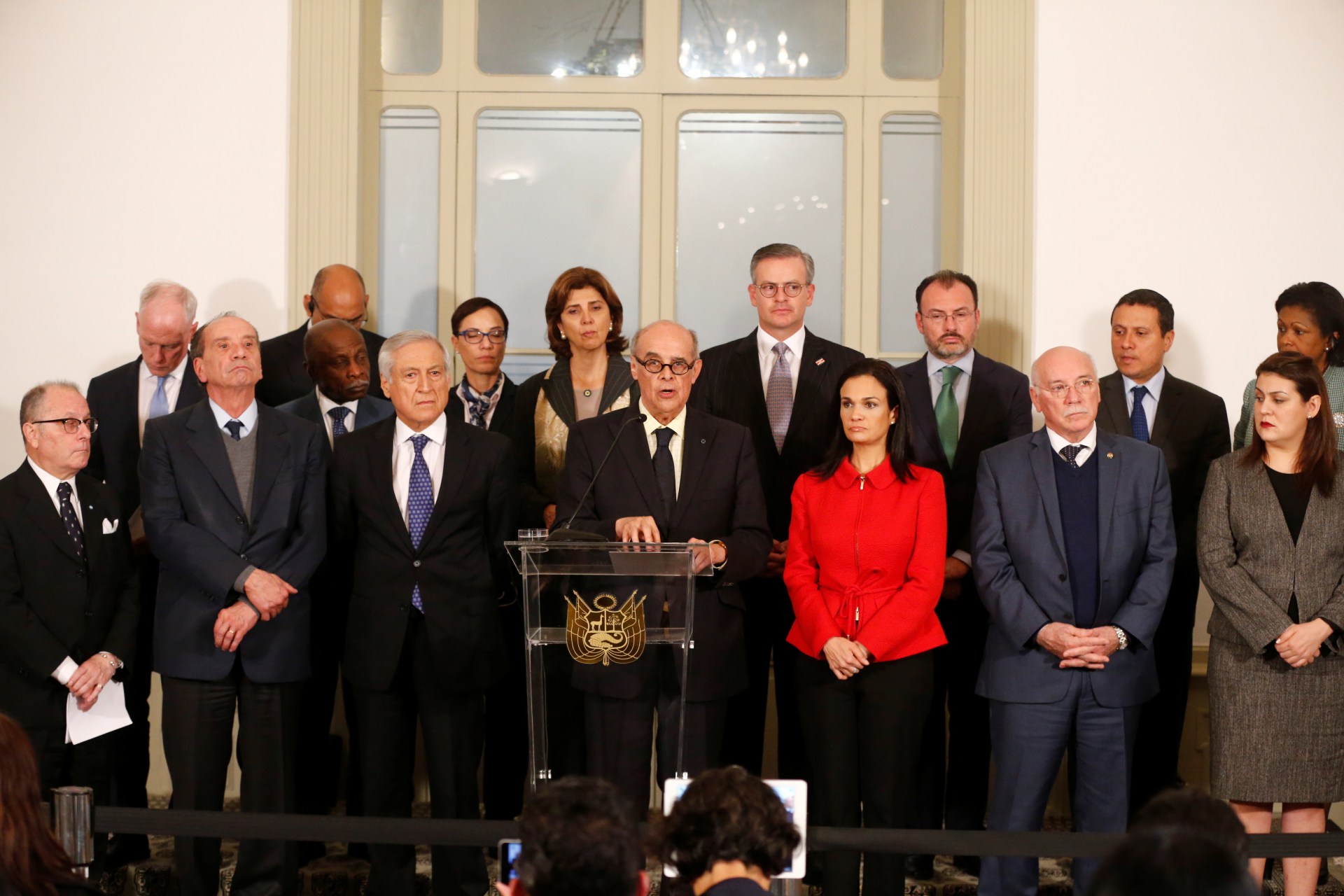 <p>Peru’s Foreign Minister Ricardo Luna (C) along with foreign ministers and representatives from across the Americas, give a news conference after a meeting to discuss issues related to the Venezuelan crisis, in Lima, Peru, August 8, 2017.</p>