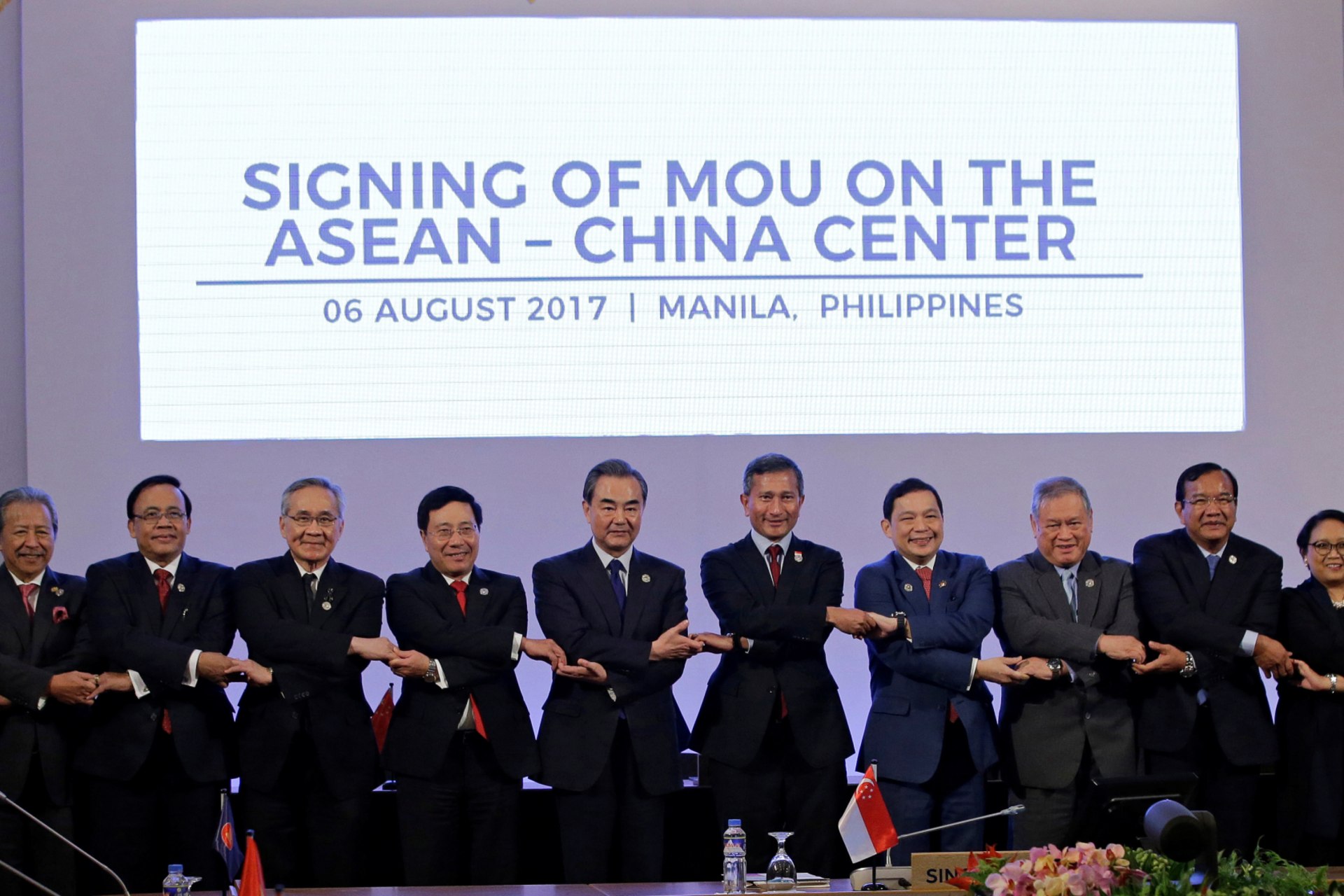 <p>Chinese Foreign Minister Wang Yi links arms with ASEAN Foreign Ministers during the 50th ASEAN Foreign Ministers’ Meeting and its dialogue partners in Manila, Philippines on August 6, 2017. </p>