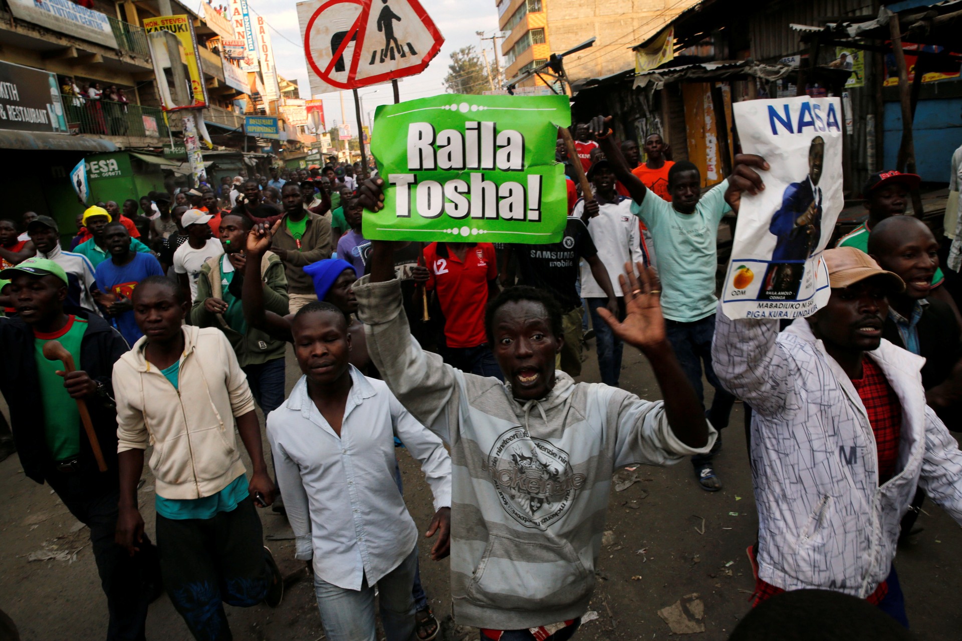 <p>Supporters of Kenyan opposition leader Raila Odinga carry banners as they walk along a street in Humura neighborhood, in Nairobi, Kenya August 10, 2017.</p>
