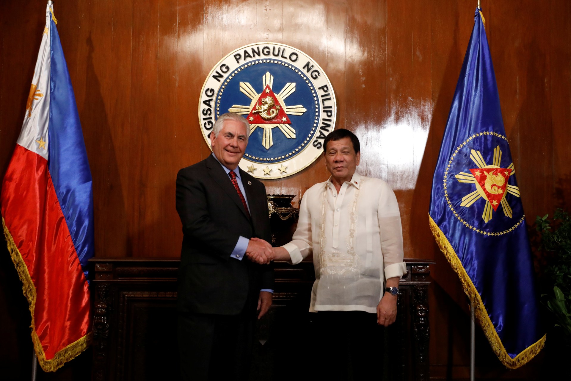 <p>Philippine President Rodrigo Duterte shakes hands with visiting U.S Secretary of State Rex Tillerson during a meeting at the presidential palace in Manila, Philippines on August 7, 2017.</p>