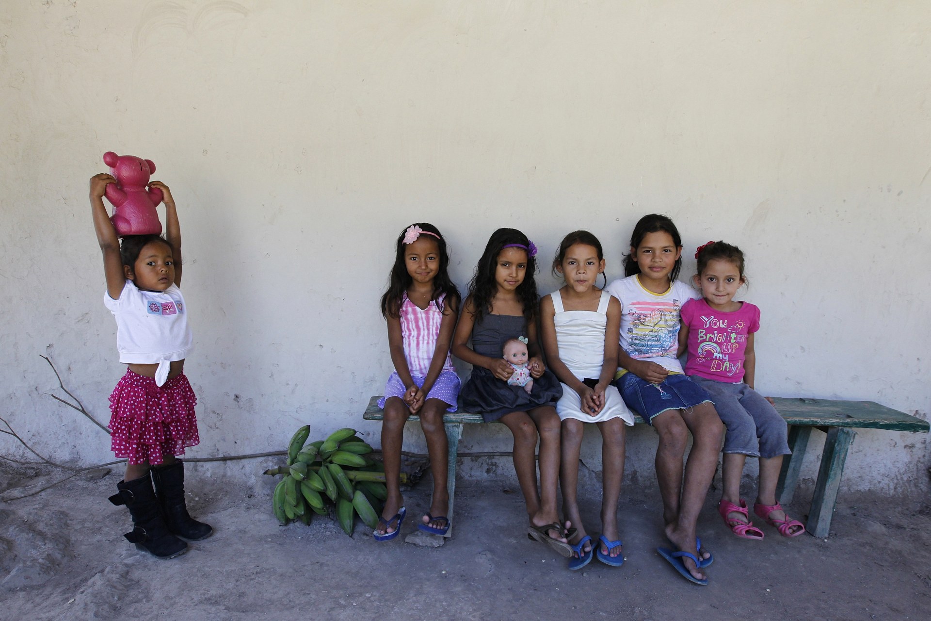 <p>Girls pose for a picture at the small village of Suyatal, outskirts of Tegucigalpa June 25, 2014.</p>
