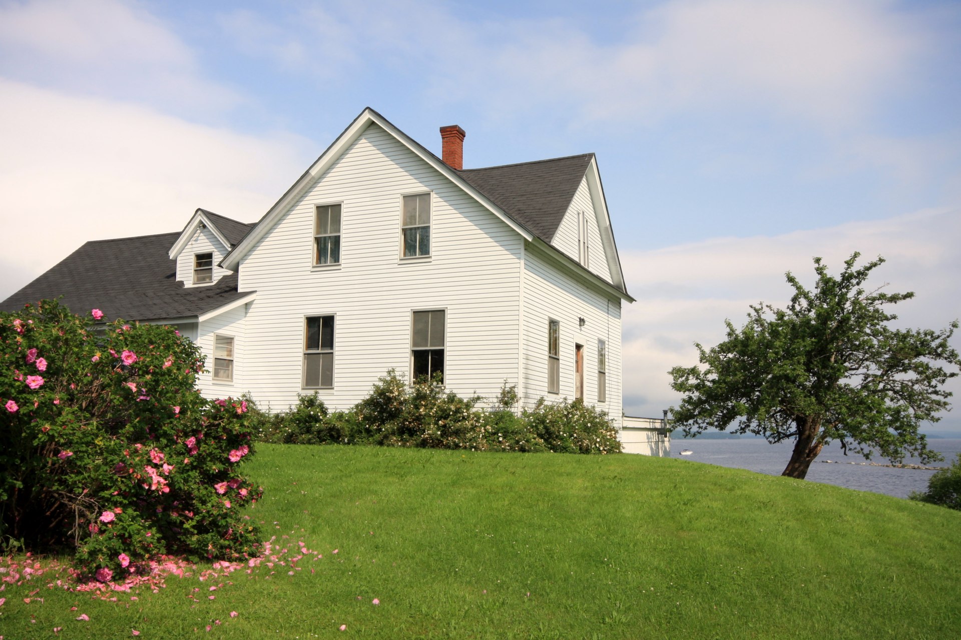 <p>Cottage on Moosehead Lake</p>
