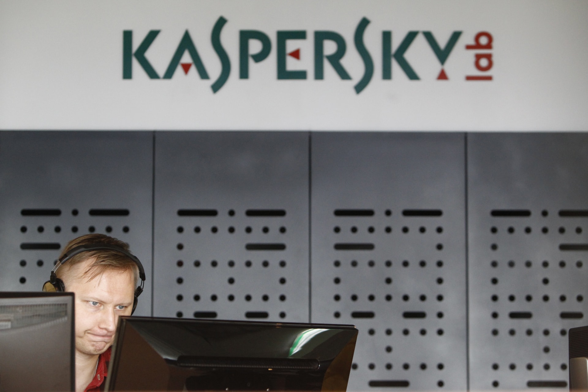 <p>An employee works near screens in the virus lab at the headquarters of Russian cyber security company Kaspersky Labs in Moscow July 29, 2013.</p>
