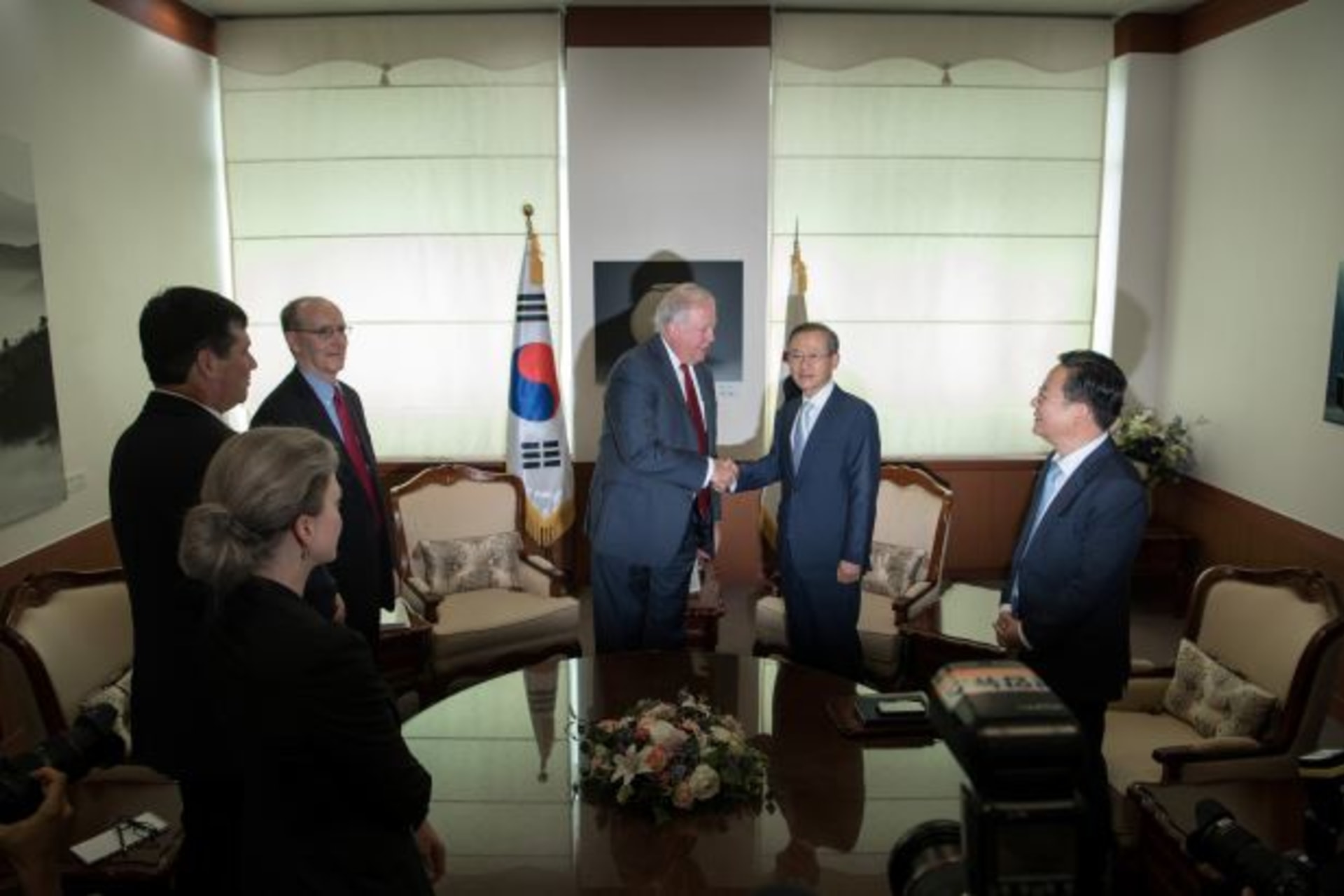 <p>U.S. Deputy Secretary of State Thomas Shannon shakes hands with South Korean First Vice Minister of Foreign Affairs Lim Sung-Nan at the Foreign Ministry in Seoul, South Korea June 14, 2017.</p>