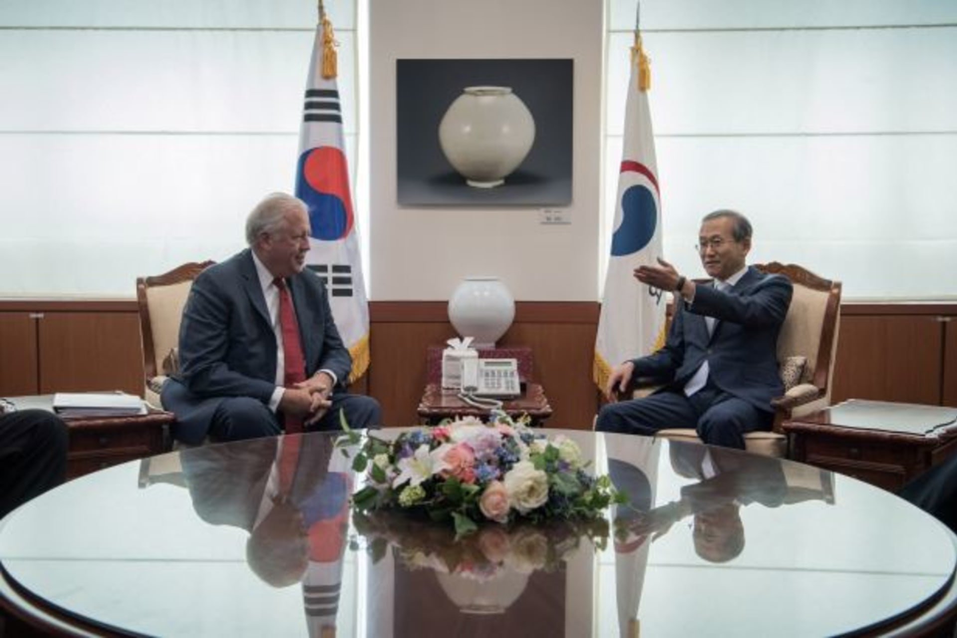 <p>U.S. Deputy Secretary of State Thomas Shannon meets with South Korean First Vice Minister of Foreign Affairs Lim Sung-Nan at the Foreign Ministry in Seoul, South Korea June 14, 2017.</p>
