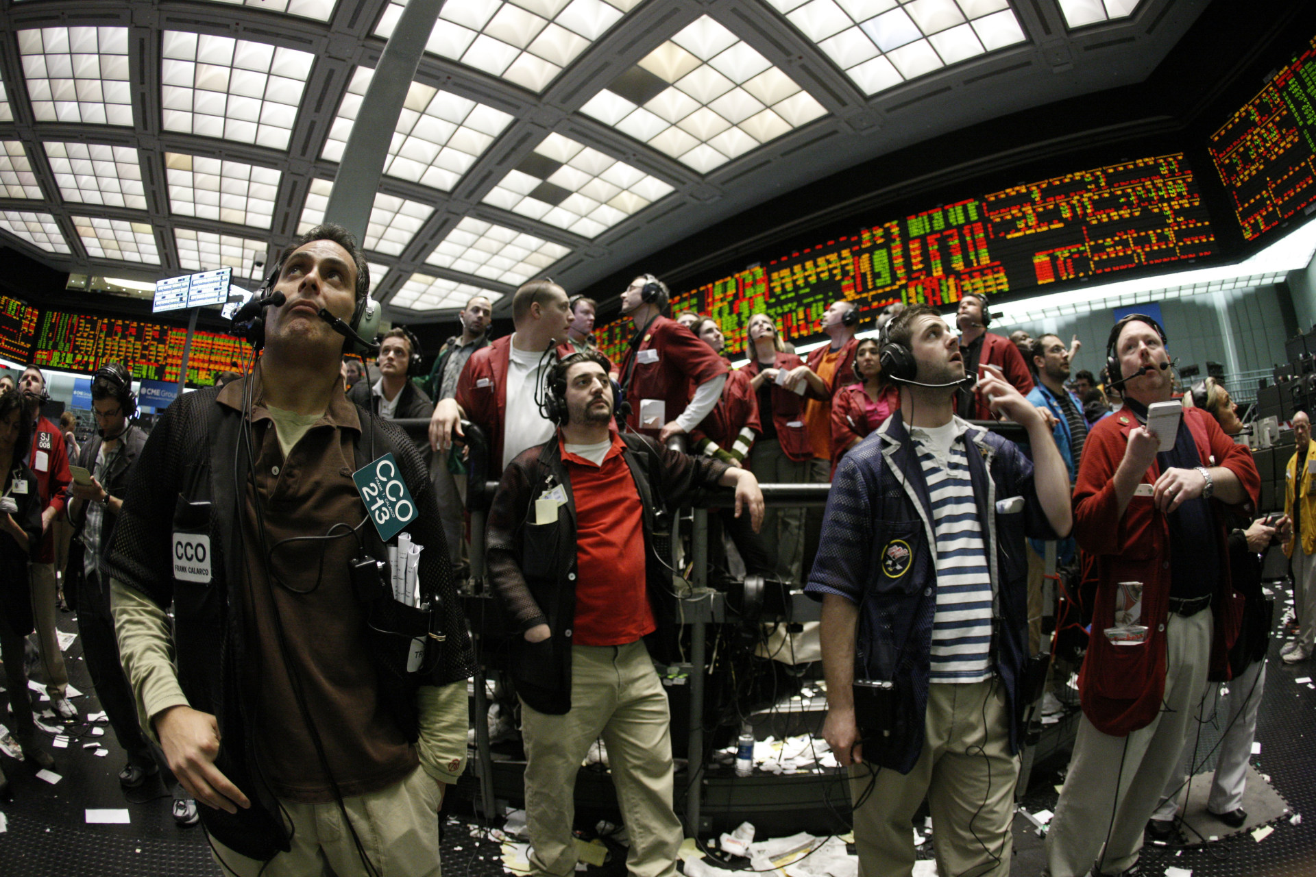 <p>Traders watch the fed announcement in the Euro Dollar pit at the Chicago Mercantile Exchange April 28, 2010. </p>
